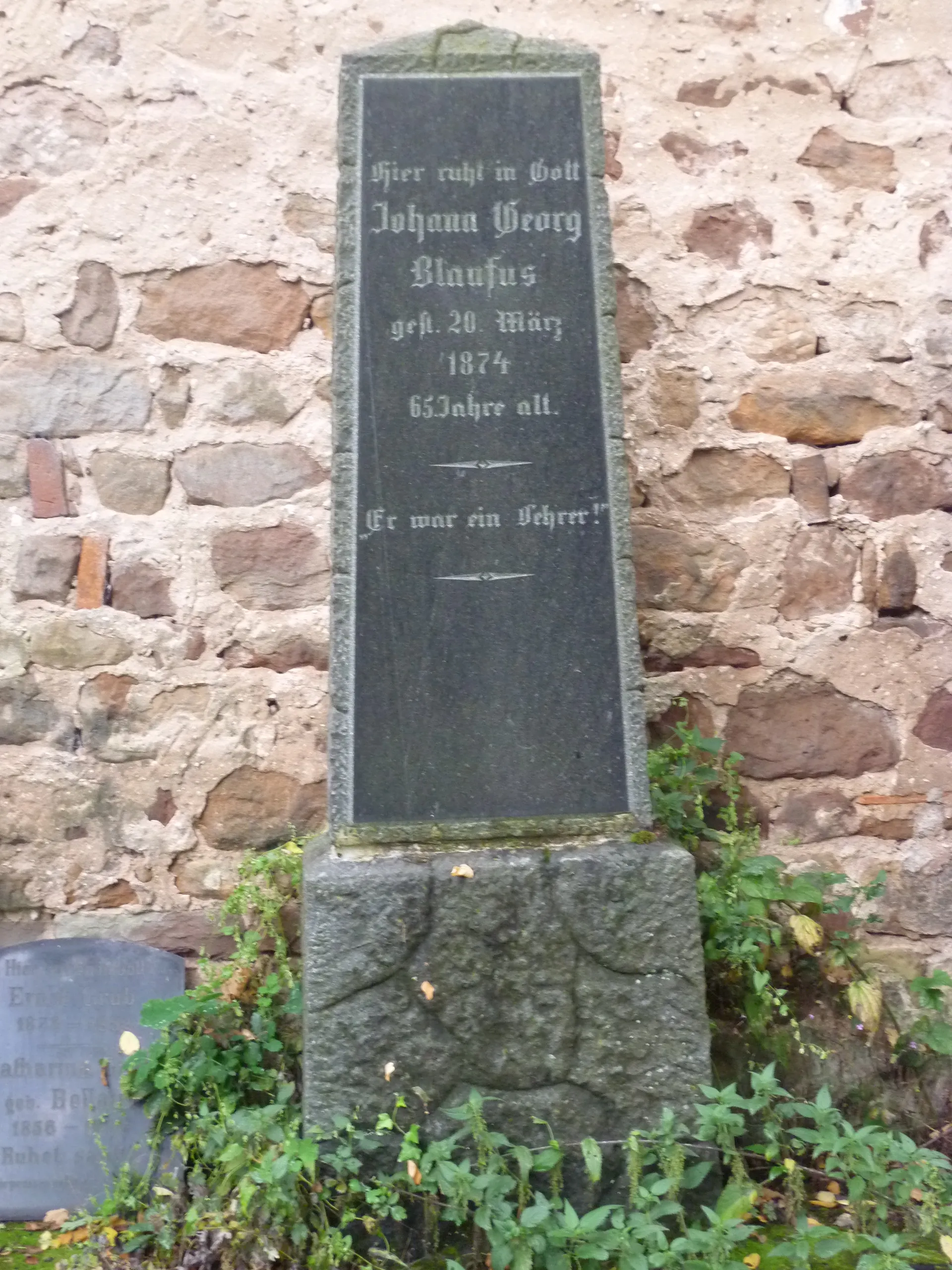 Photo showing: Hauptstraße, Grabzeichen „Blaufus“ auf dem Alten Friedhof, Obelisk, 1874 (Einzeldenkmal)