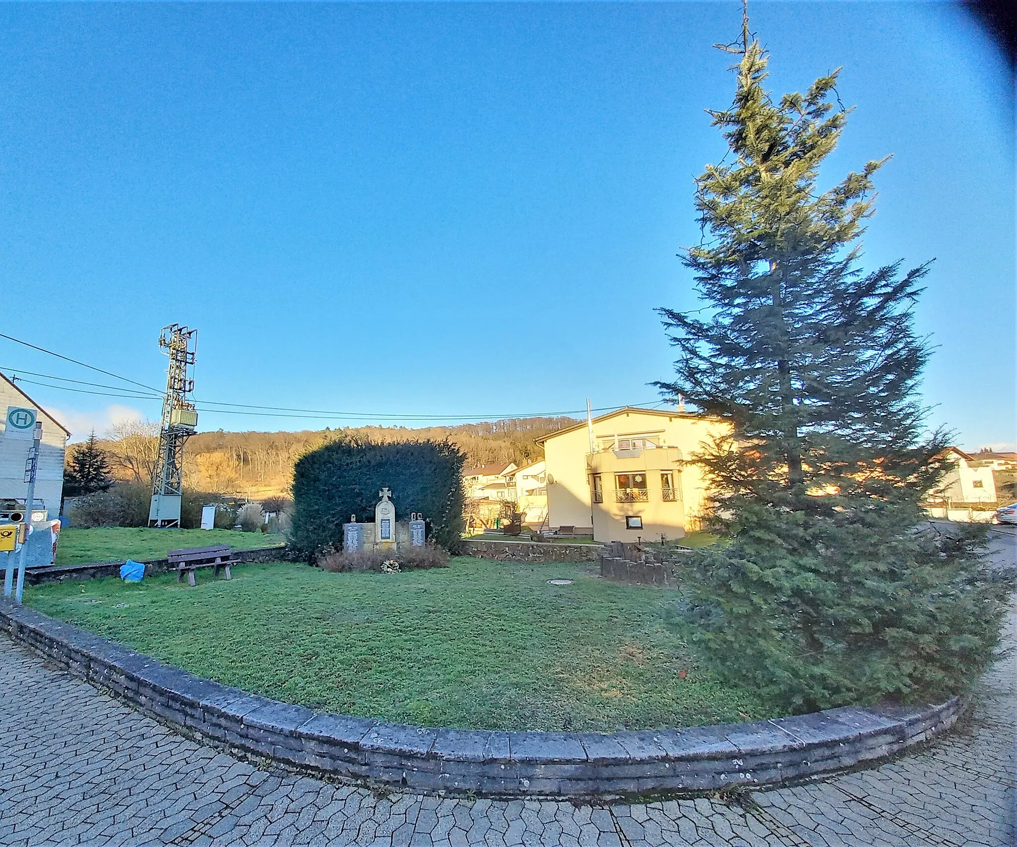 Photo showing: Ortskern Dautweiler (Brunnenstraße Ecke Waldstraße) mit Kriegerdenkmal sowie einem Weihnachtsbaum