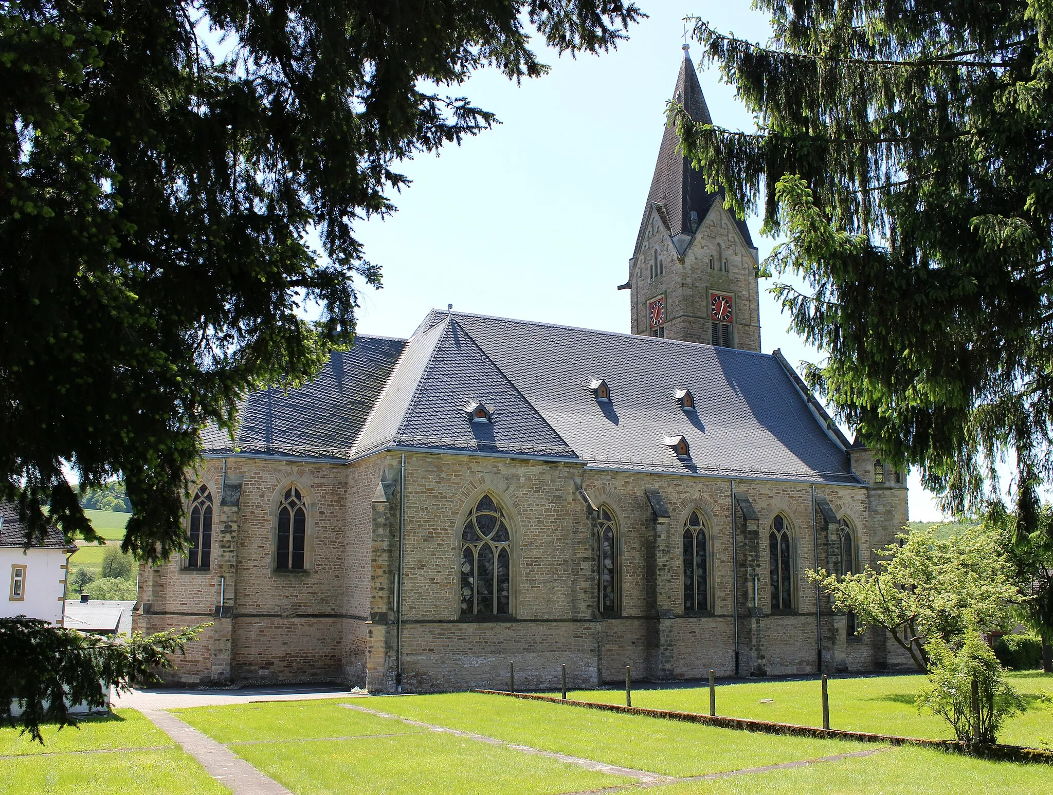 Photo showing: Die katholische Pfarrkirche St. Mauritius in Sotzweiler, einem Ortsteil der Gemeinde Tholey, Landkreis St. Wendel, Saarland