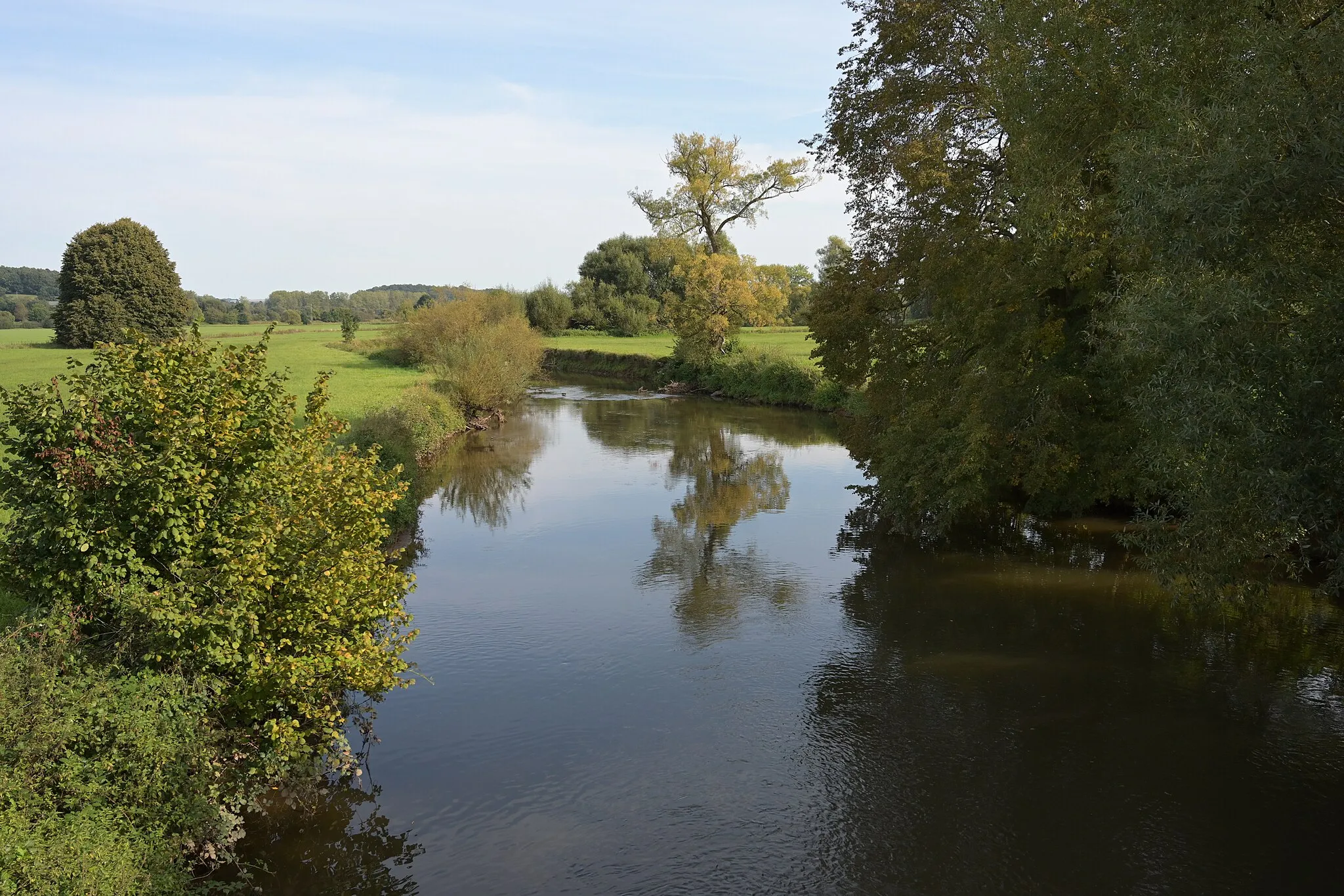 Photo showing: Die Blies bei Niederbexbach (links) und Kohlhof (rechts). Der Fluss ist in diesem Bereich die Grenze zwischen dem Saarpfalz-Kreis und dem Landkreis Neunkirchen, Saarland/Deutschland (2023).