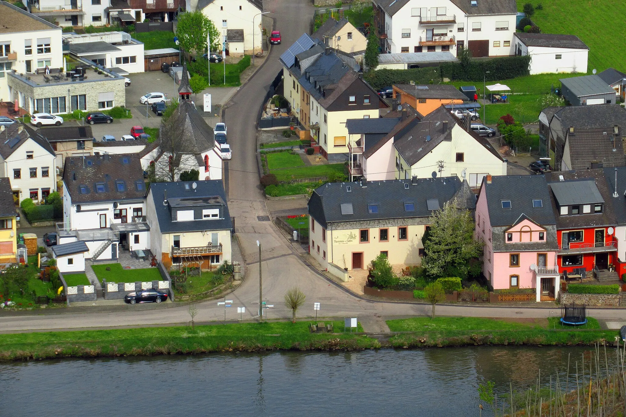 Photo showing: Die Steingasse mit der Nikolauskapelle in Reinsport, Gemeinde Piesport. Von der Minheimer Pestkapelle Auf der Lay aus gesehen.