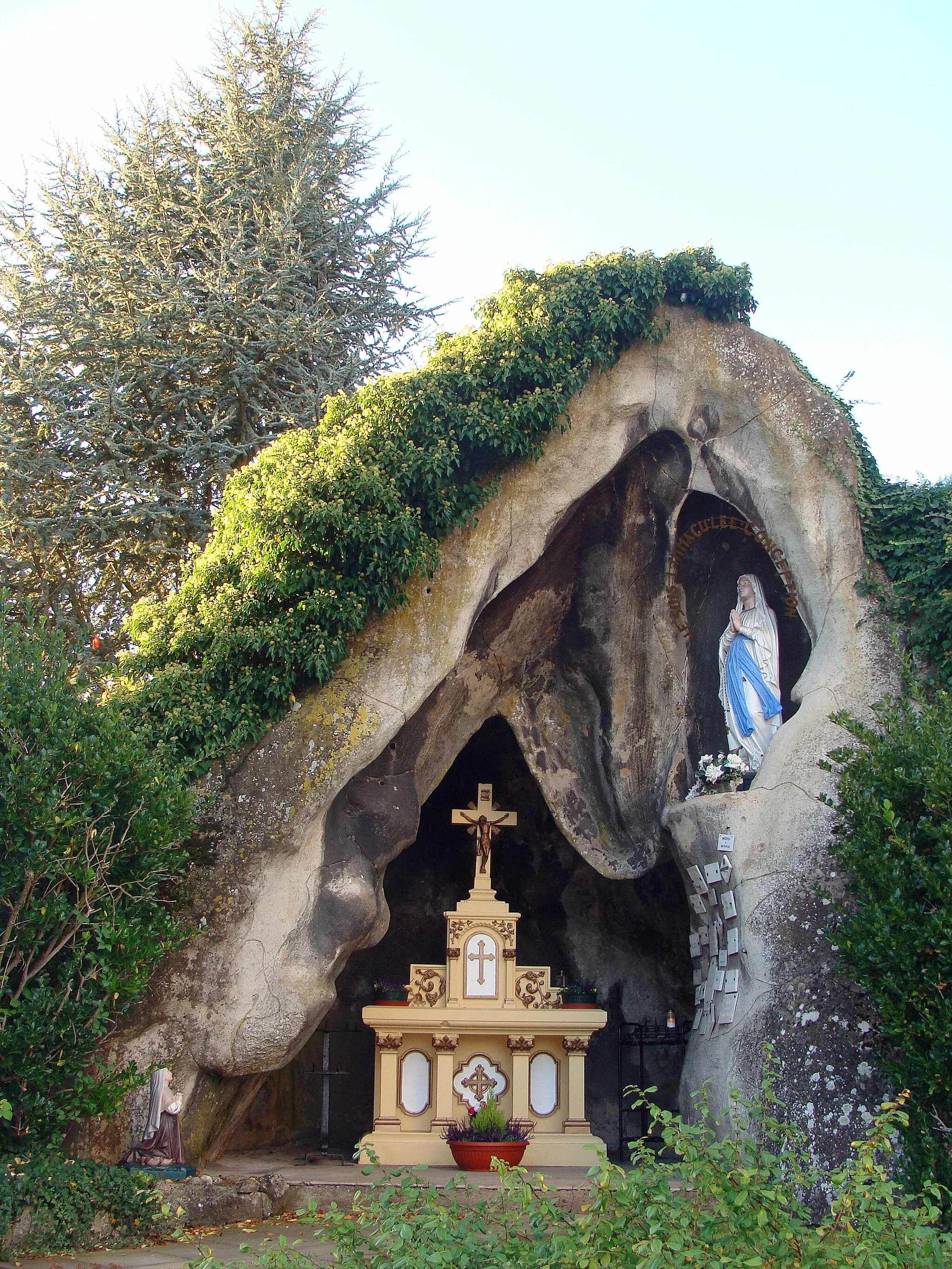 Photo showing: Grotte de Lourdes de Longeville-lès-Saint-Avold