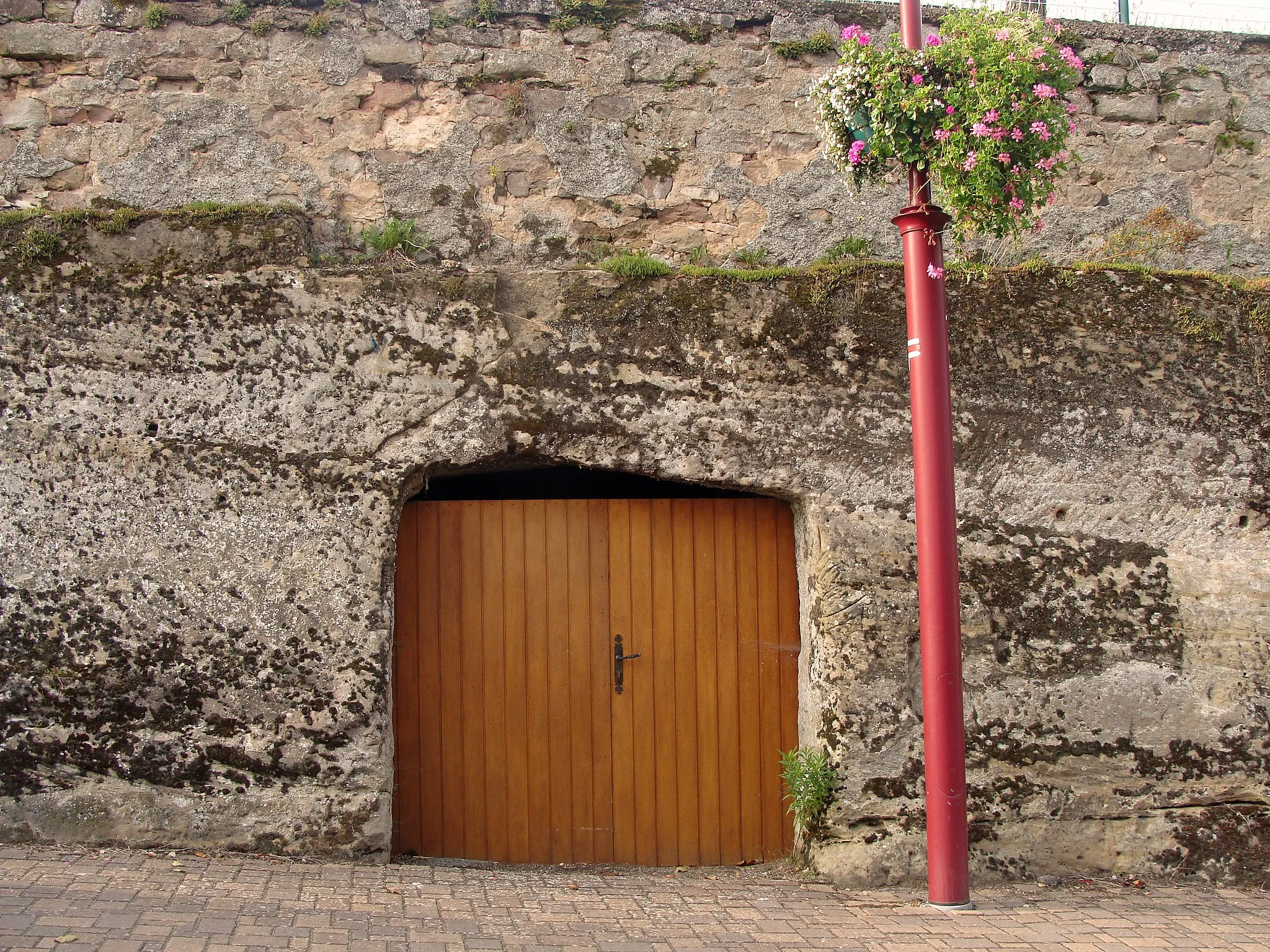Photo showing: Abbaye Saint-Martin-des-Glandières. Anciennes caves troglodytes face à l'abbaye.
