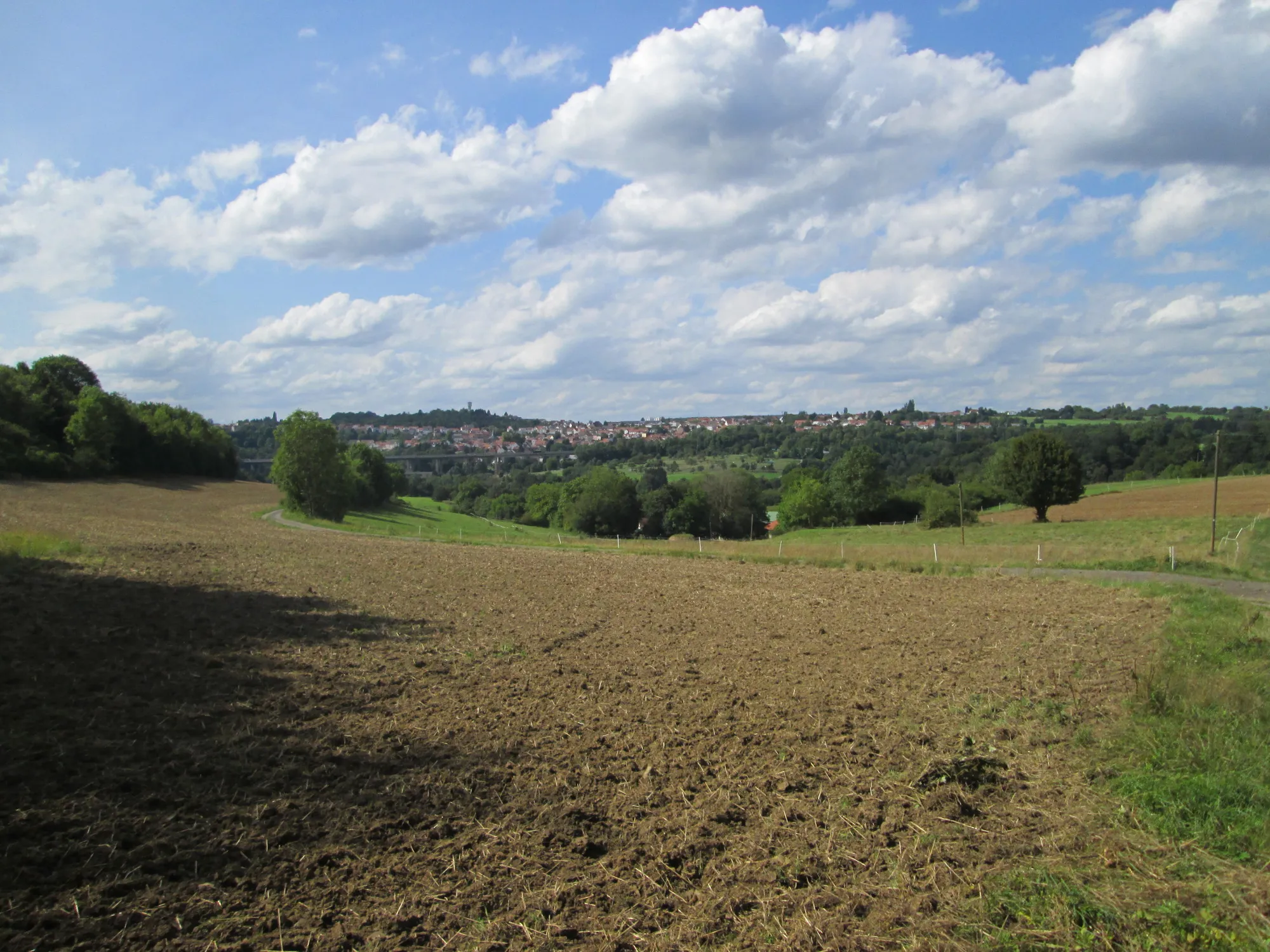 Photo showing: Blick über das Wieschbachtal nach Bischmisheim