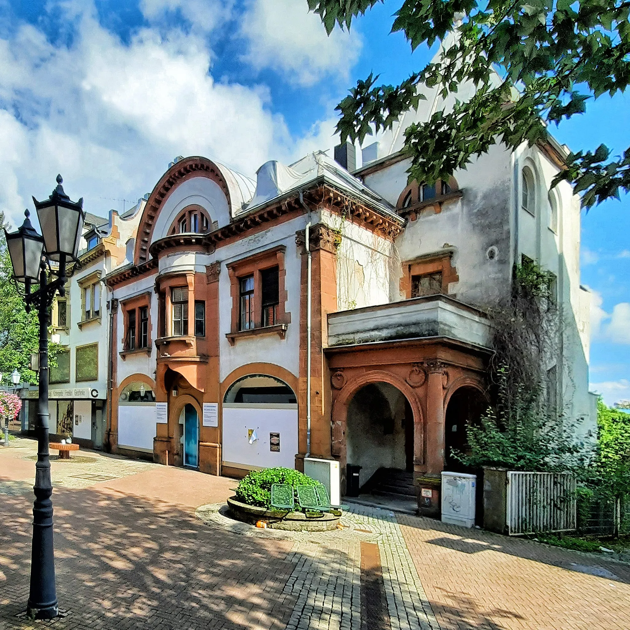 Photo showing: Das Wohn- und Geschäftshaus des Apothekers Rondee wurde 1905 im Jugendstil erbaut.