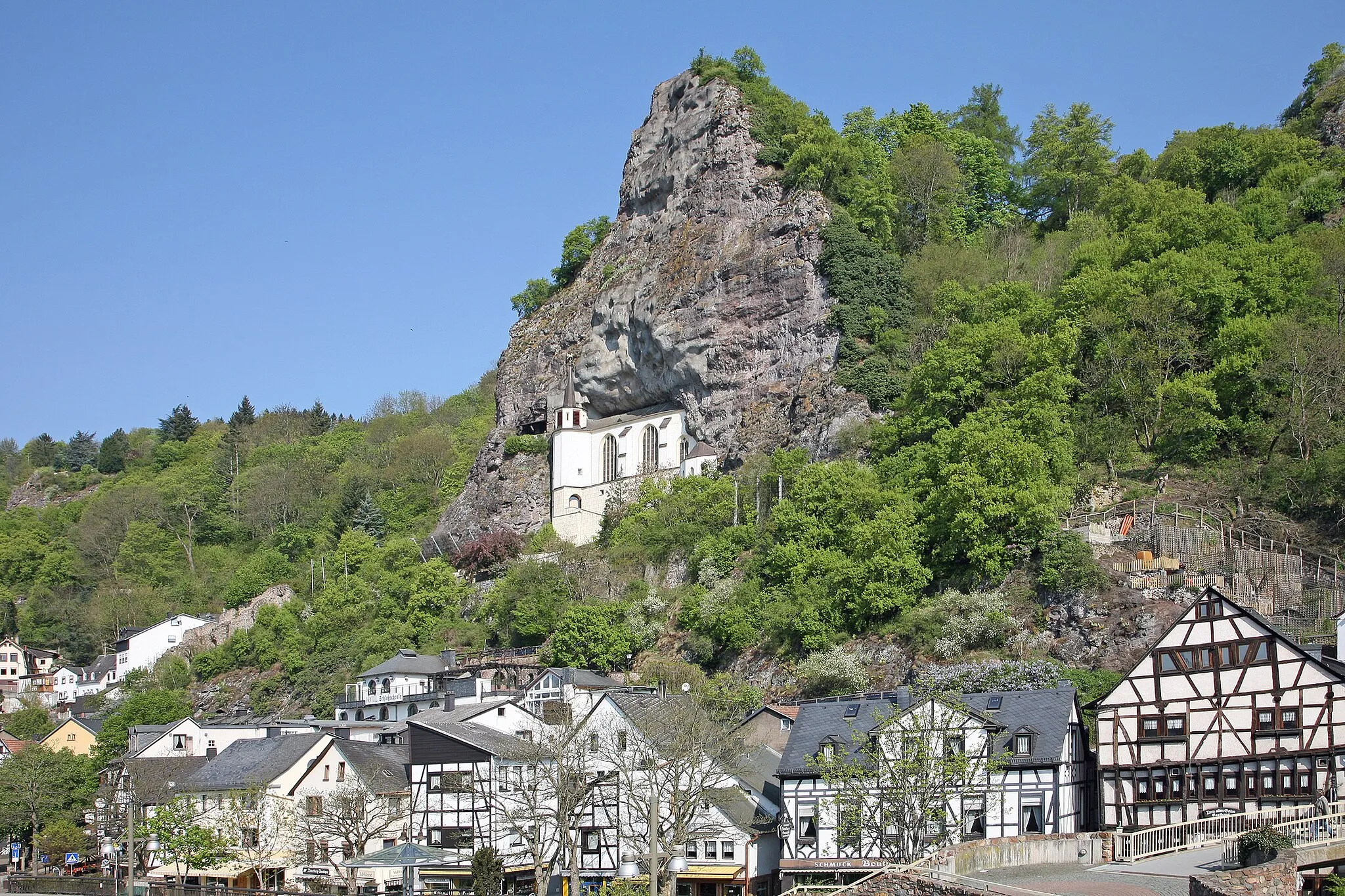 Photo showing: Felsenkirche von Idar-Oberstein, eine kleine spätgotische Kirche in einer natürlichen Felsnische oberhalb der Stadt.
