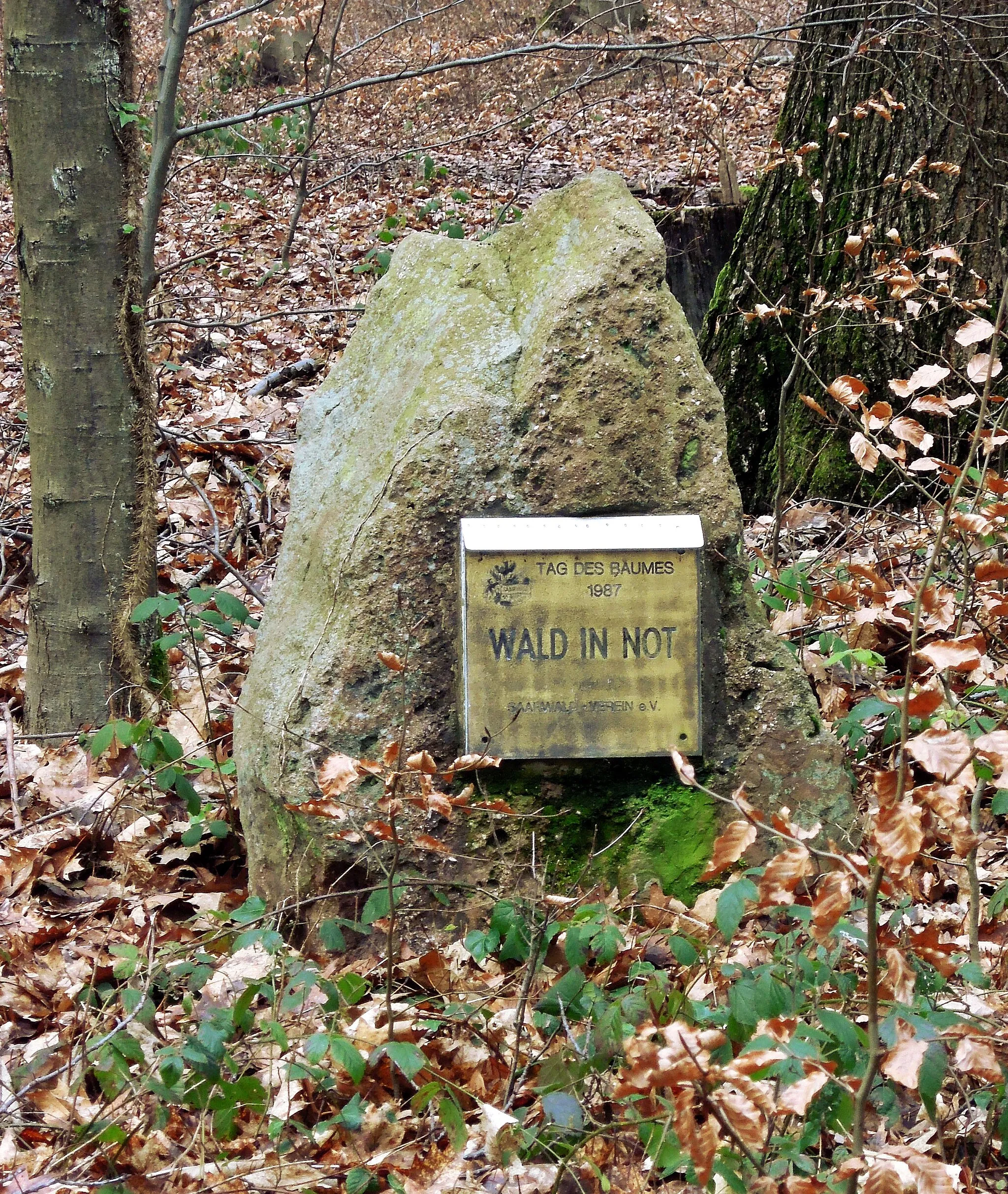 Photo showing: Gedenkstein zum "Tag des Baumes" 1987. Am Weg von Göttelborn zum Hohlenstein.