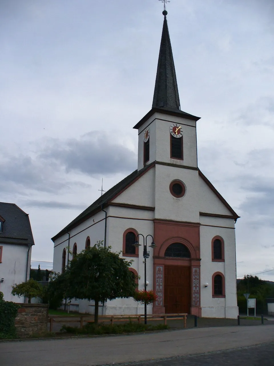 Photo showing: Kirchstraße 26: Katholische Pfarrkirche St. Bartholomäus; klassizistischer Saalbau, 1839–41, Architekt Johann Baptist Bingler.