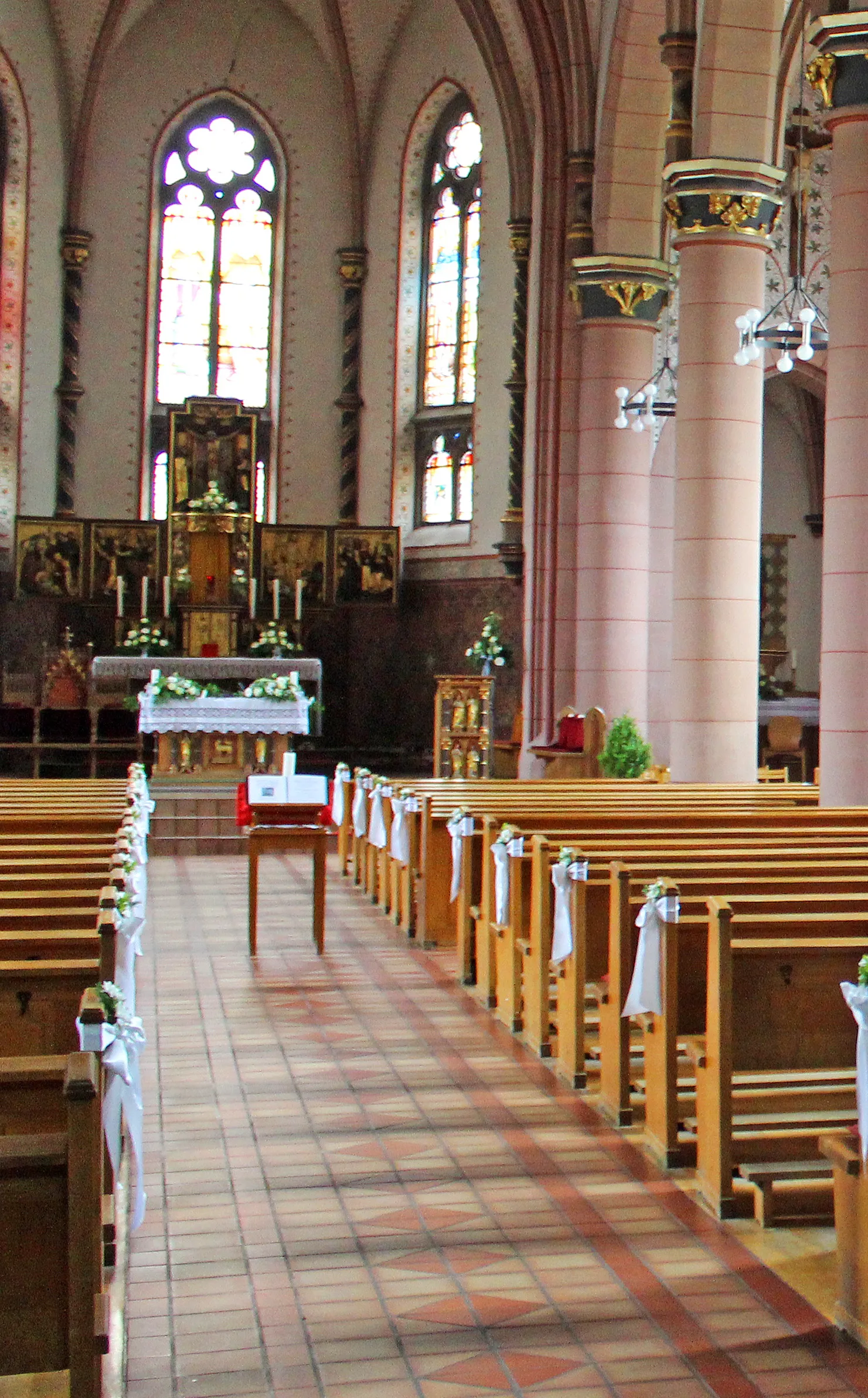 Photo showing: Blick ins Innere der katholischen Kirche St. Gangolf in Differten, Gemeinde Wadgassen, Landkreis Saarlouis, Saarland