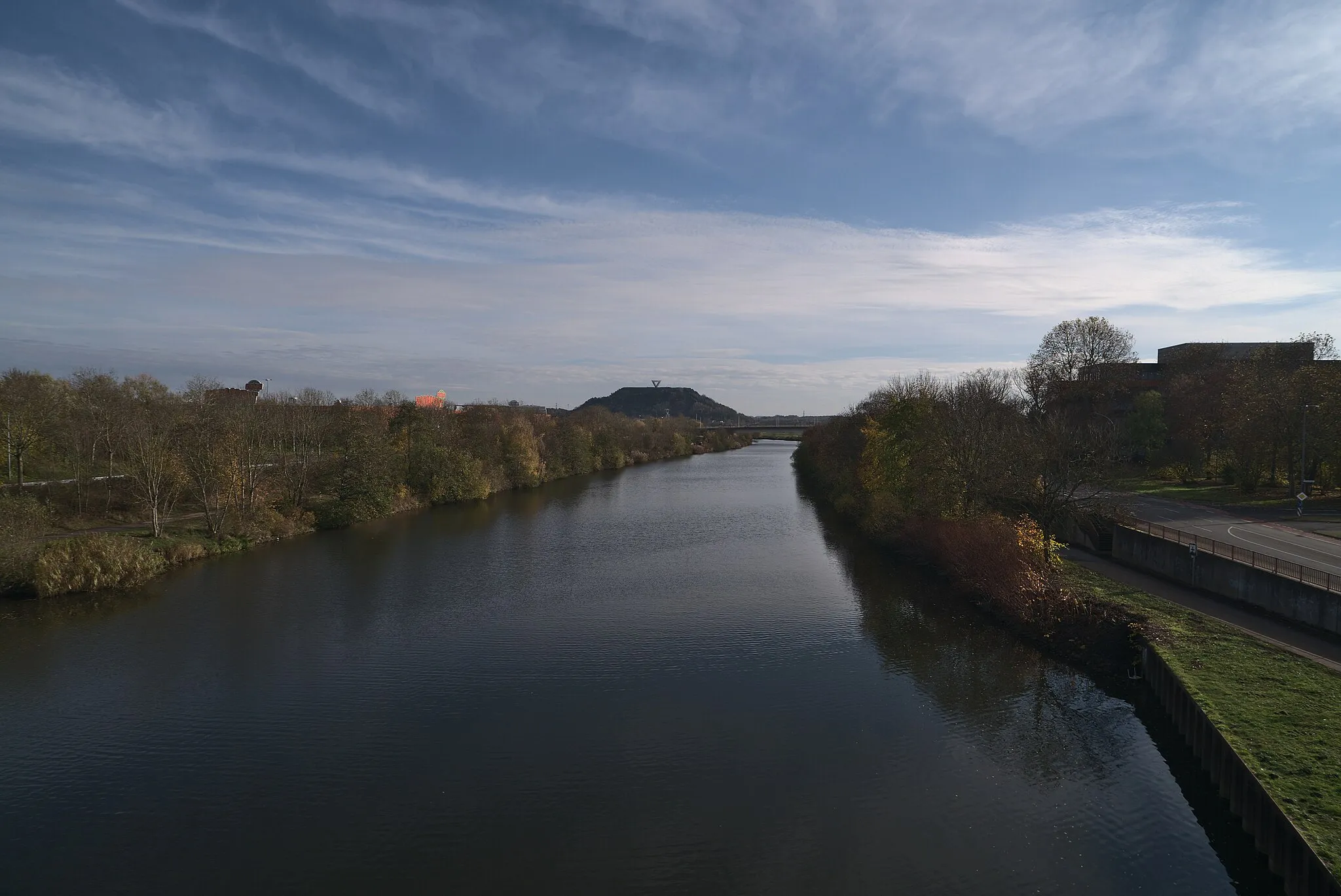 Photo showing: Blick von der Gustav-Heinemann-Brücke in Saarlouis zu der Bergehalde Ensdorf mit dem Saarpolygon.