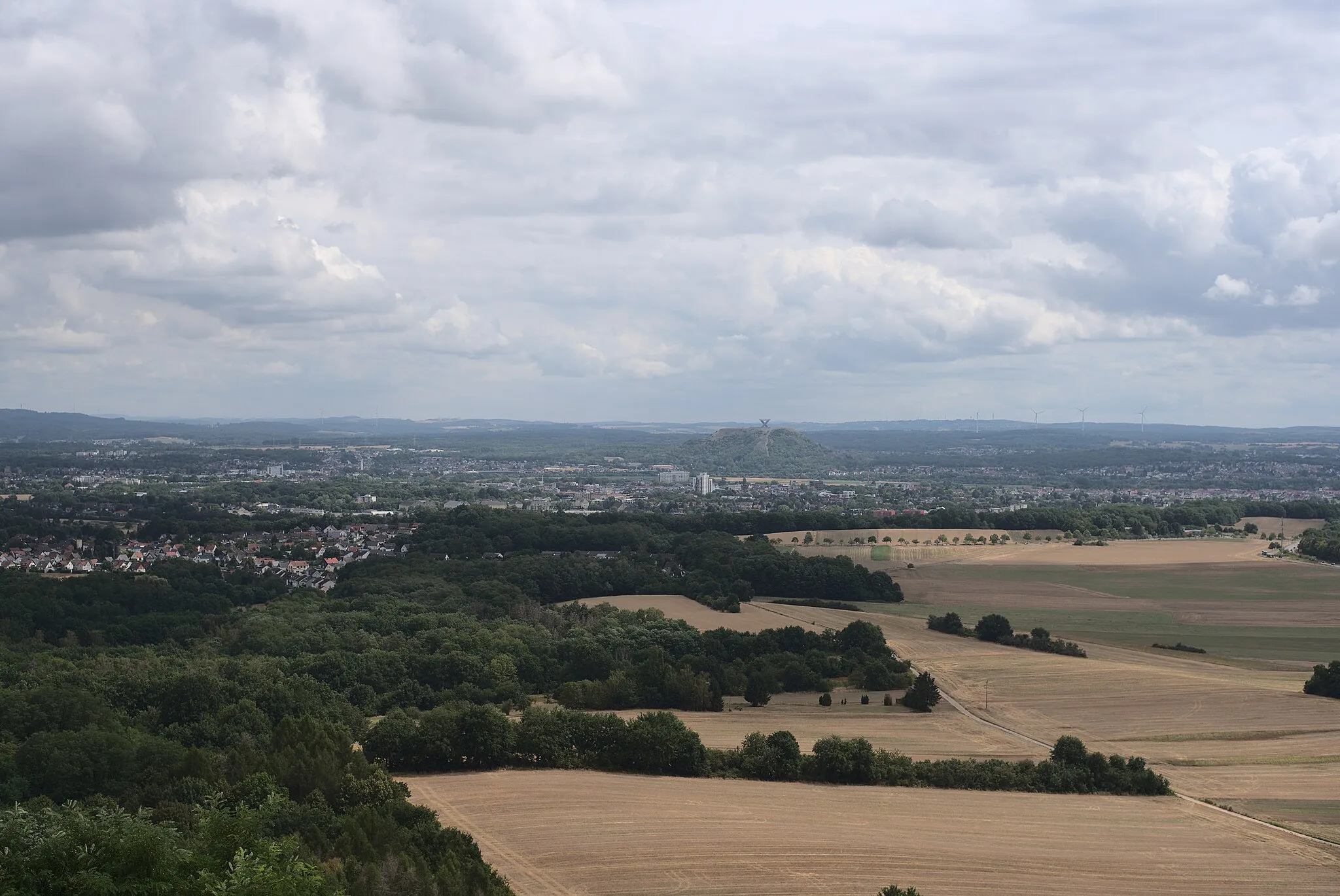 Photo showing: Aussicht von der Teufelsburg in Richtung Saarlouis. Neben genannter Stadt ist auch das Saarpolygon auf der Bergehalde Ensdorf zu sehen.