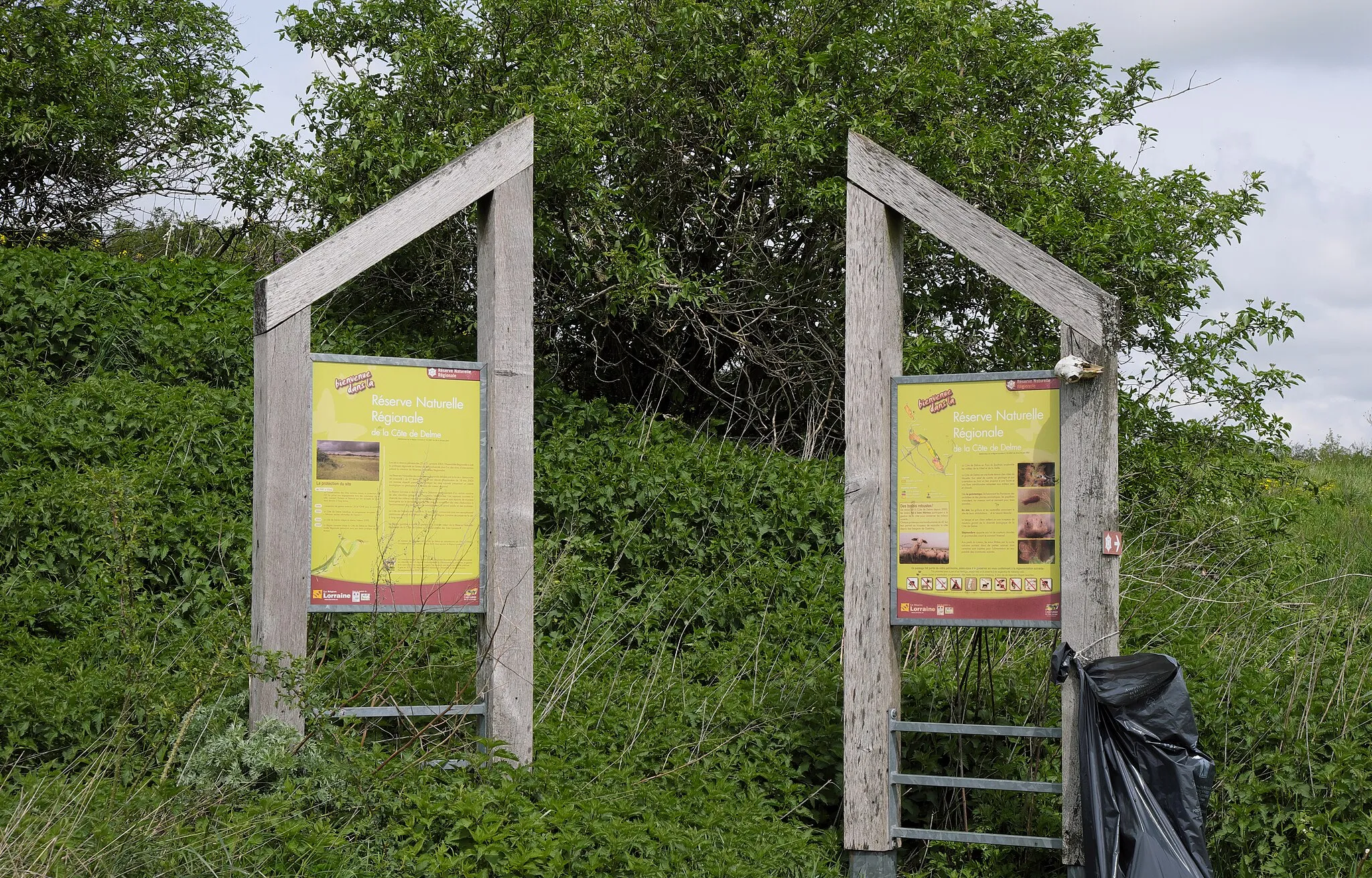 Photo showing: Panneaux signalétiques à l'entrée sud de la réserve naturelle régionale de la côte de Delme, côté Puzieux.