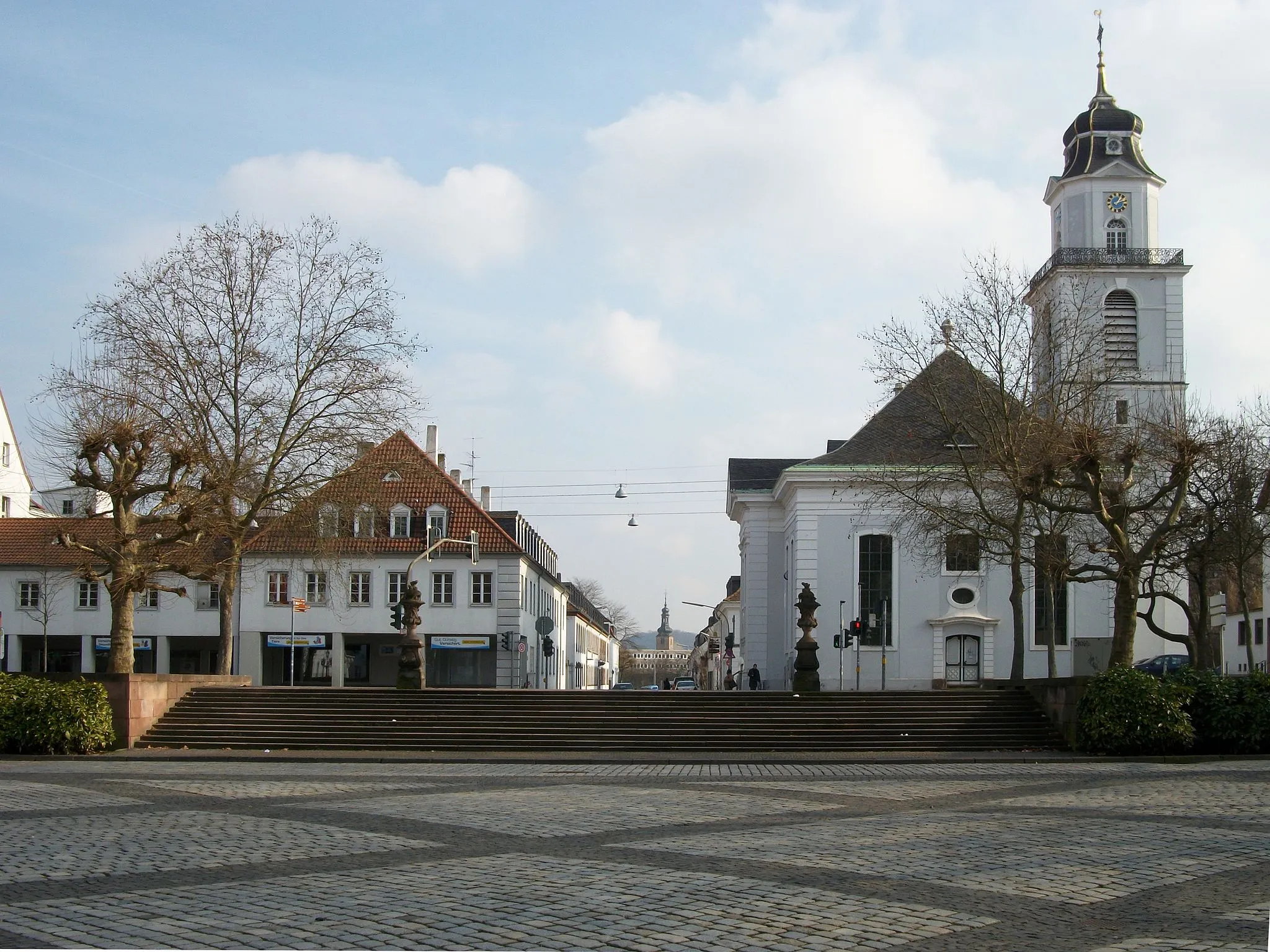 Photo showing: "Stengelachse" in Saarbrücken: Wilhelm-Heinrich-Str. mit Friedenskirche, alte ev. Kirche und Kaninchenberg im Hintergrund