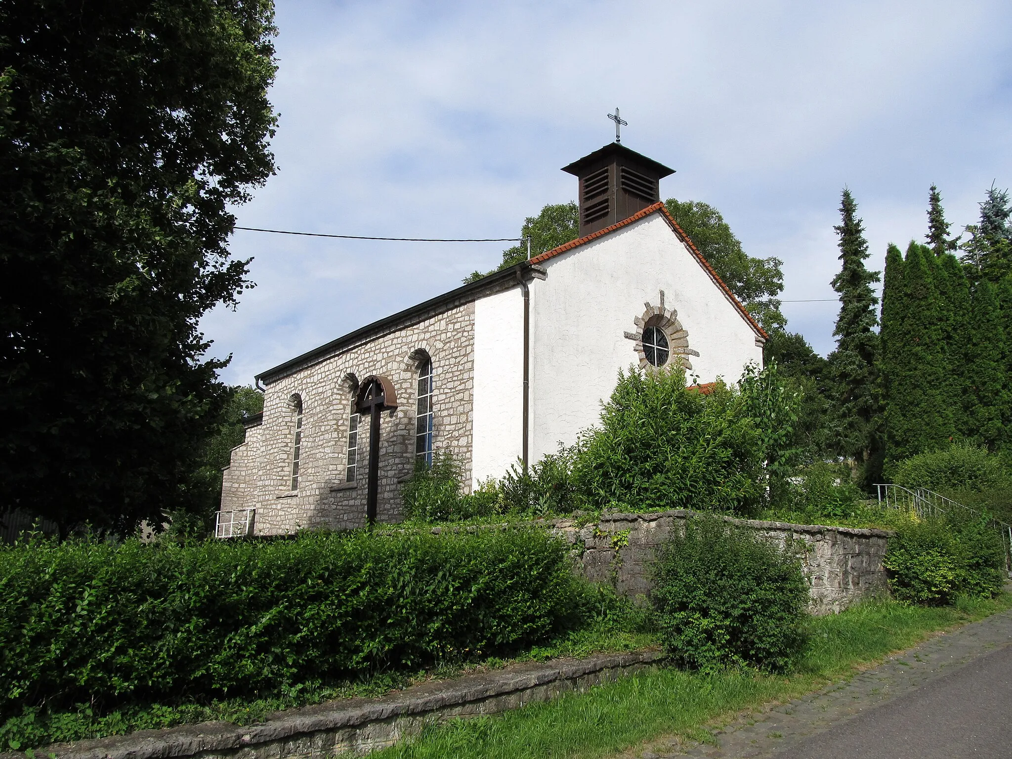 Photo showing: Die Filialkirche St. Konrad von Parzham und Mariä Himmelfahrt in Utweiler, Gemeinde Gersheim, Saarland