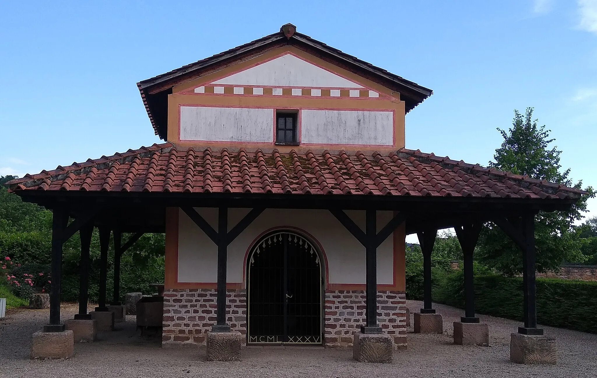 Photo showing: Reconstruction of Gallo-Roman Sanctuary (Fanum) from Temple District (Temenos) at the Klosterwald by Bierbach an der Blies. Reconstruction is accessible to the public at the Roman Museum at Einöd-Schwarzenacker.