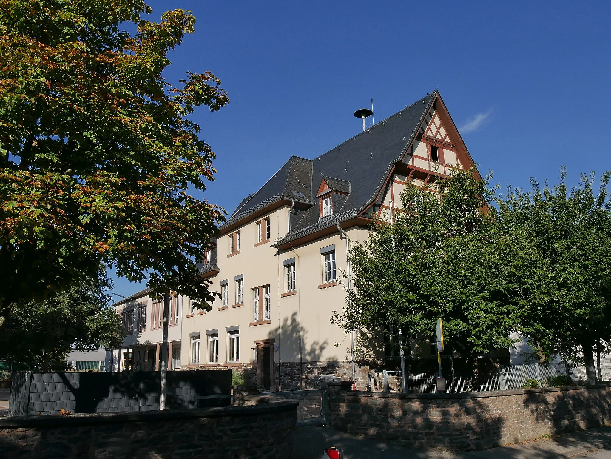 Photo showing: Konz-Oberemmel, Schulhaus, Kern 19.Jh mit späteren Anbauten