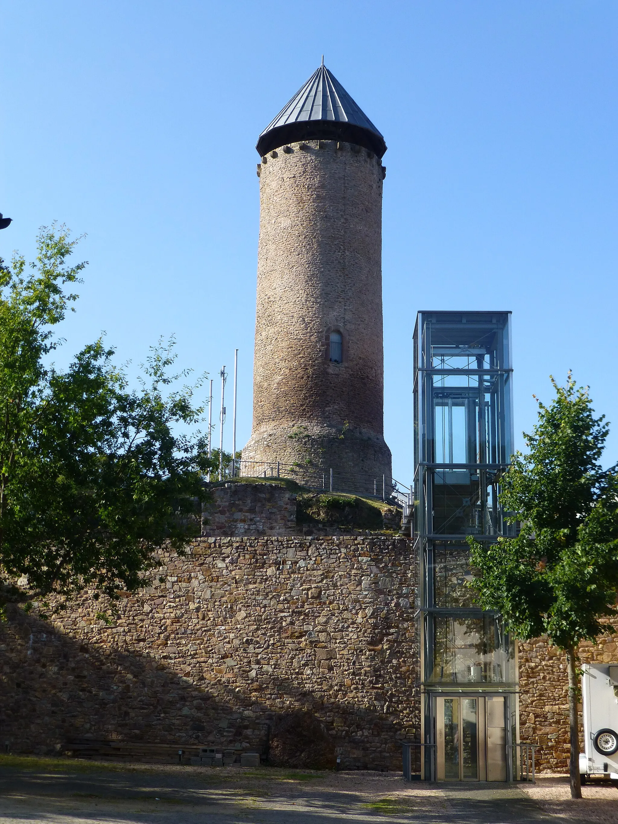 Photo showing: Bergfried Burg Veldenz; rechts der Aufzugsbau für barrierefreien Zugang des Burghofs