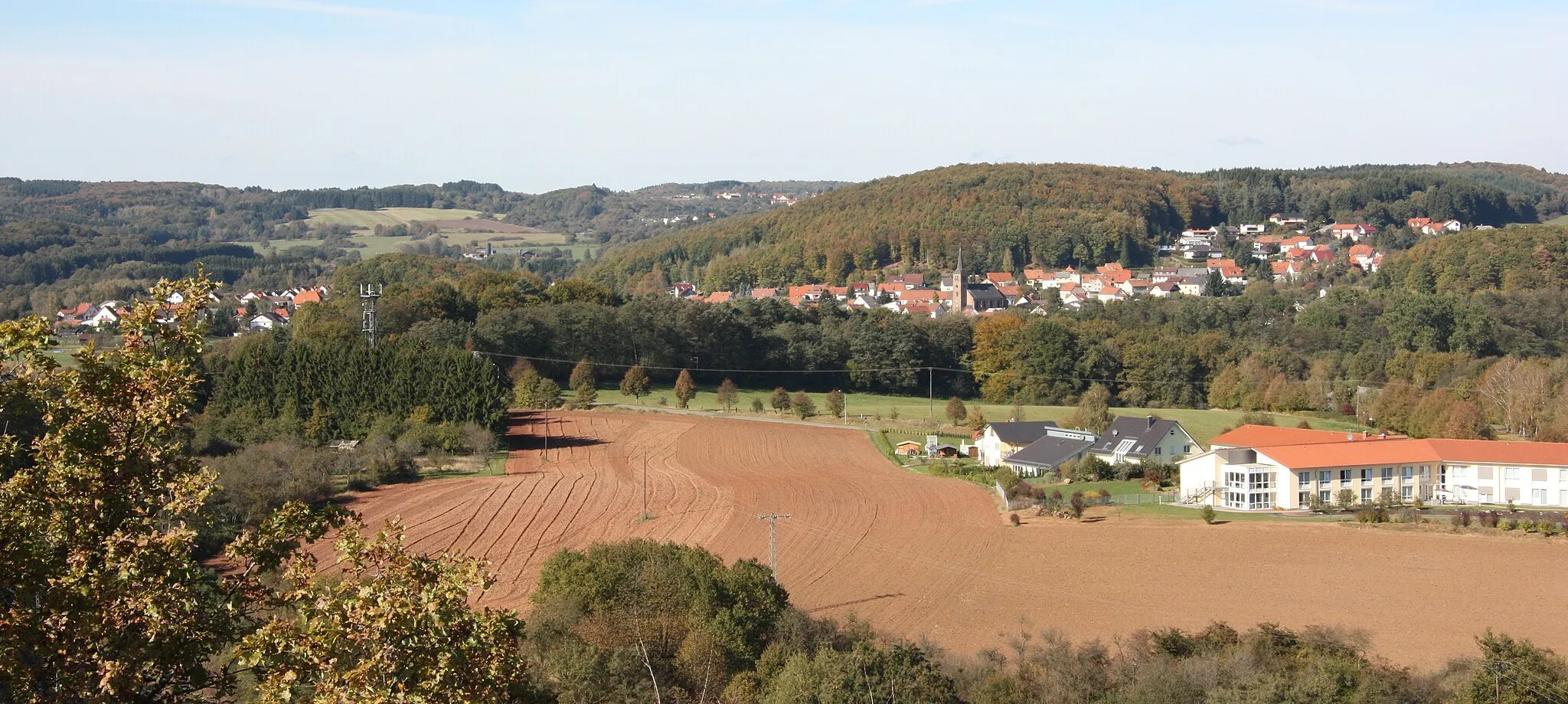 Photo showing: Blick auf Namborn; im Vordergrund: Eisweiler (Auf der Acht), im Hintergrund: Steinberg-Deckenhardt