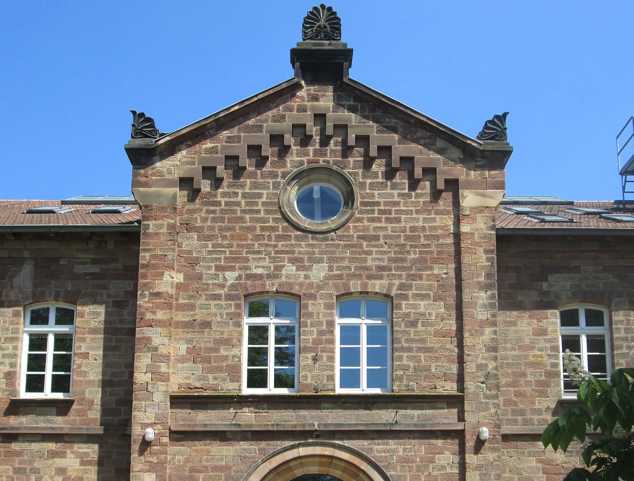 Photo showing: Schlafhaus I der Grube „Von der Heydt“ in Saarbrücken, erbaut 1875