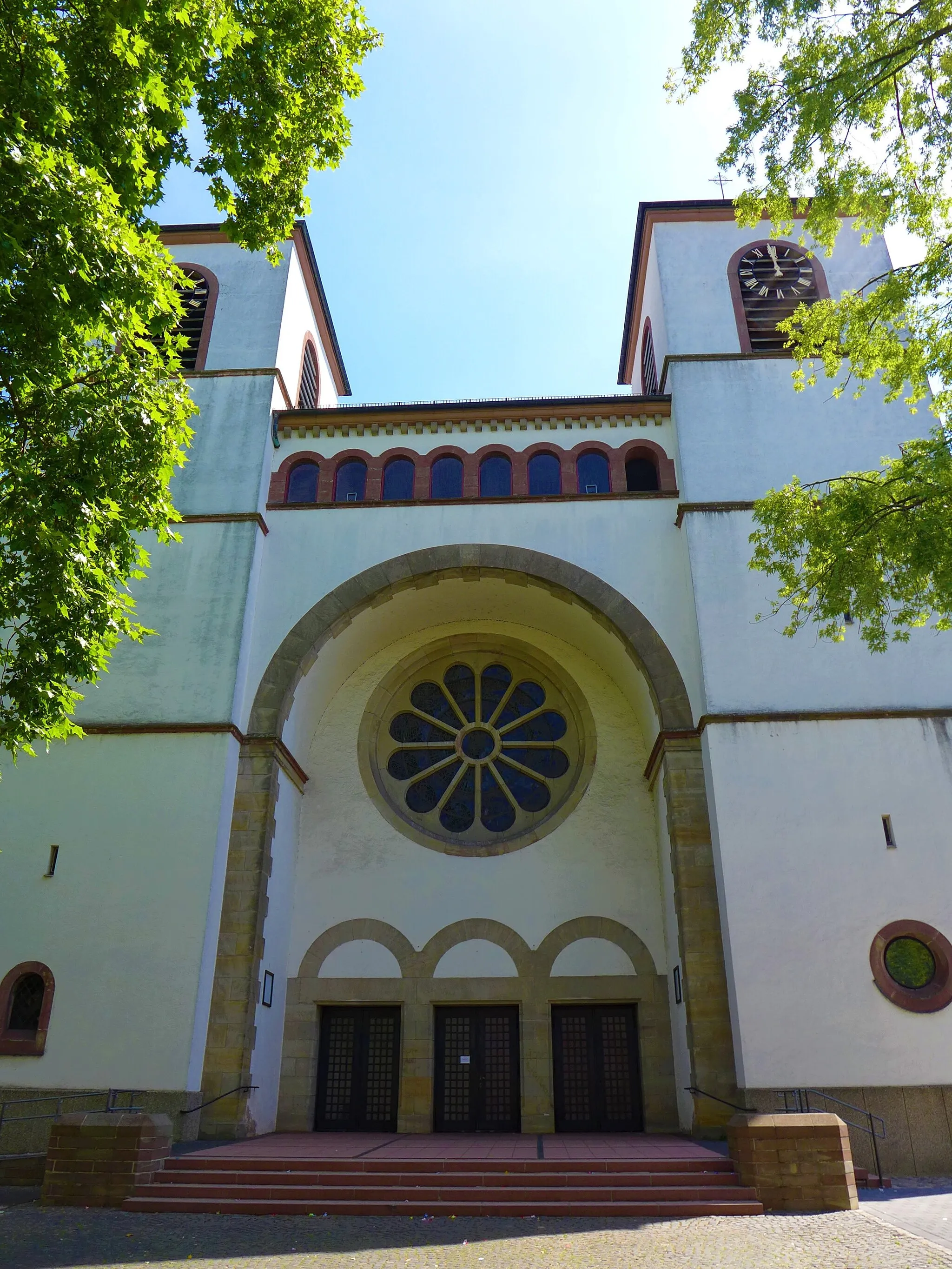 Photo showing: Roden, Kirche Maria Himmelfahrt, neoromanische Fassade