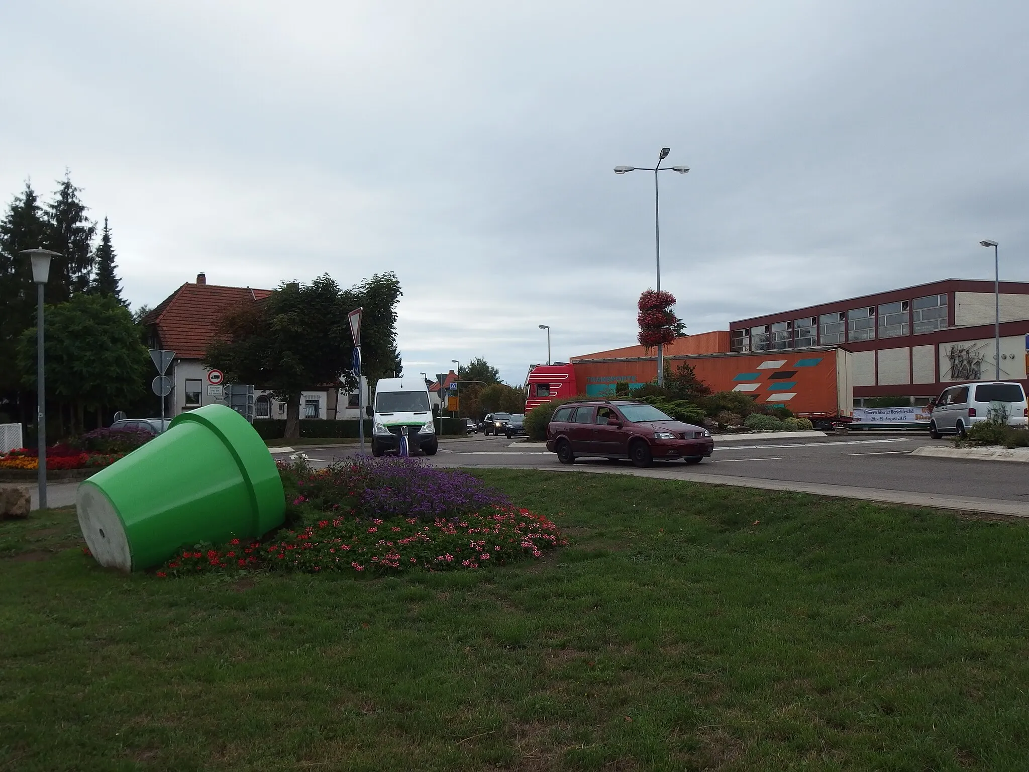 Photo showing: Früherer Standort der Kaiserlinde in Elversberg. Der umgestürzte Blumenkübel soll an die Nacht vom 30. auf den 31. März 2015 erinnern, als die Linde auf den nahen Kreisverkehr stürzte.