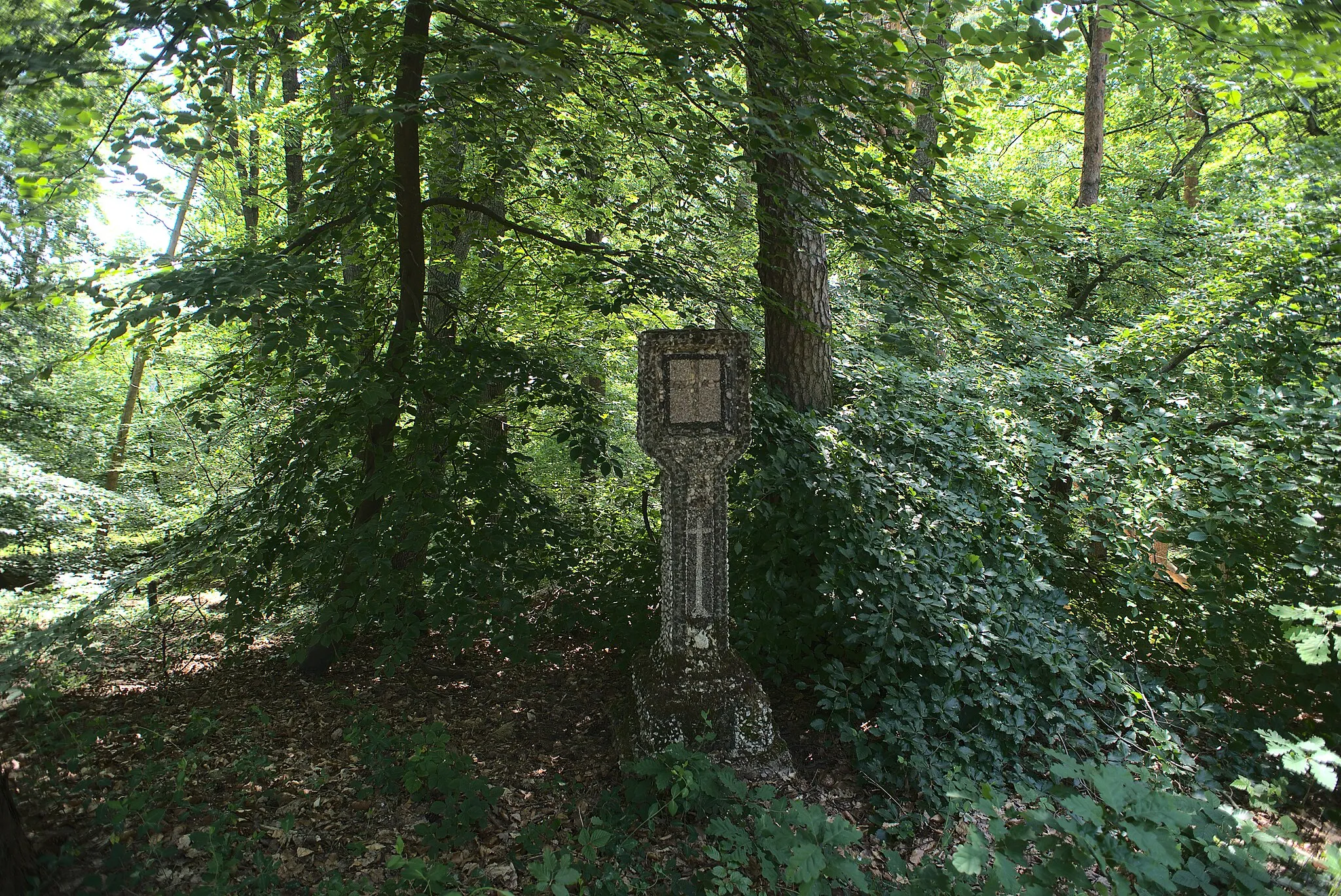 Photo showing: Ein Wegkreuz bei den Kaltensteinen. Diese findet man auf dem Wanderweg Kaltensteinpfad im Landschaftsschutzgebiet im Saarland L 3.02.19.