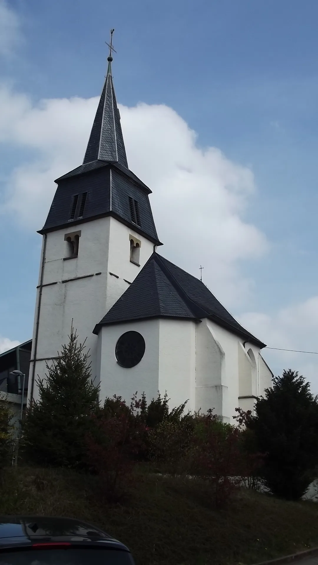 Photo showing: Exterior of the old roman catholic church in Primstal, Saarland