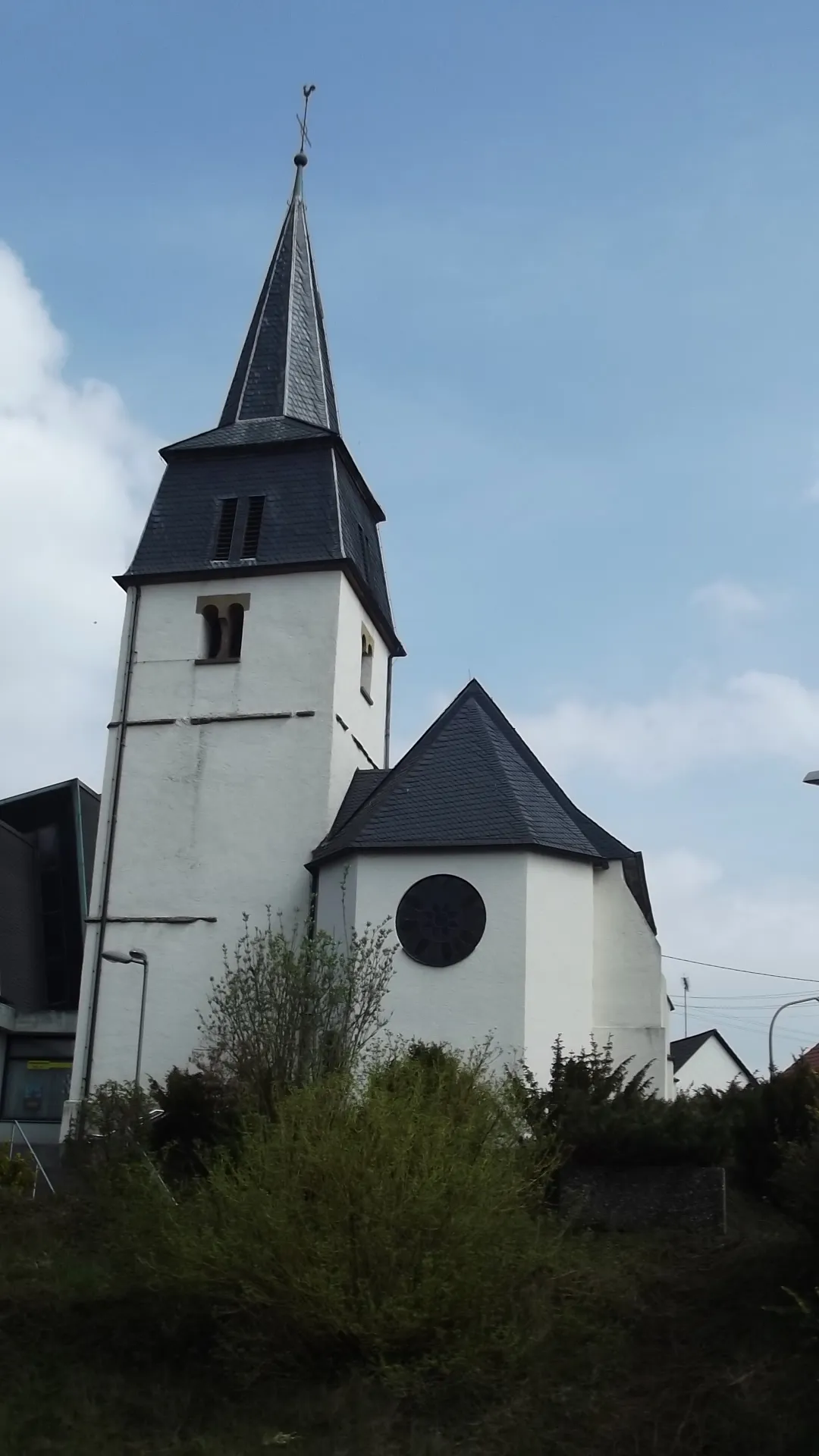 Photo showing: Exterior of the old roman catholic church in Primstal, Saarland