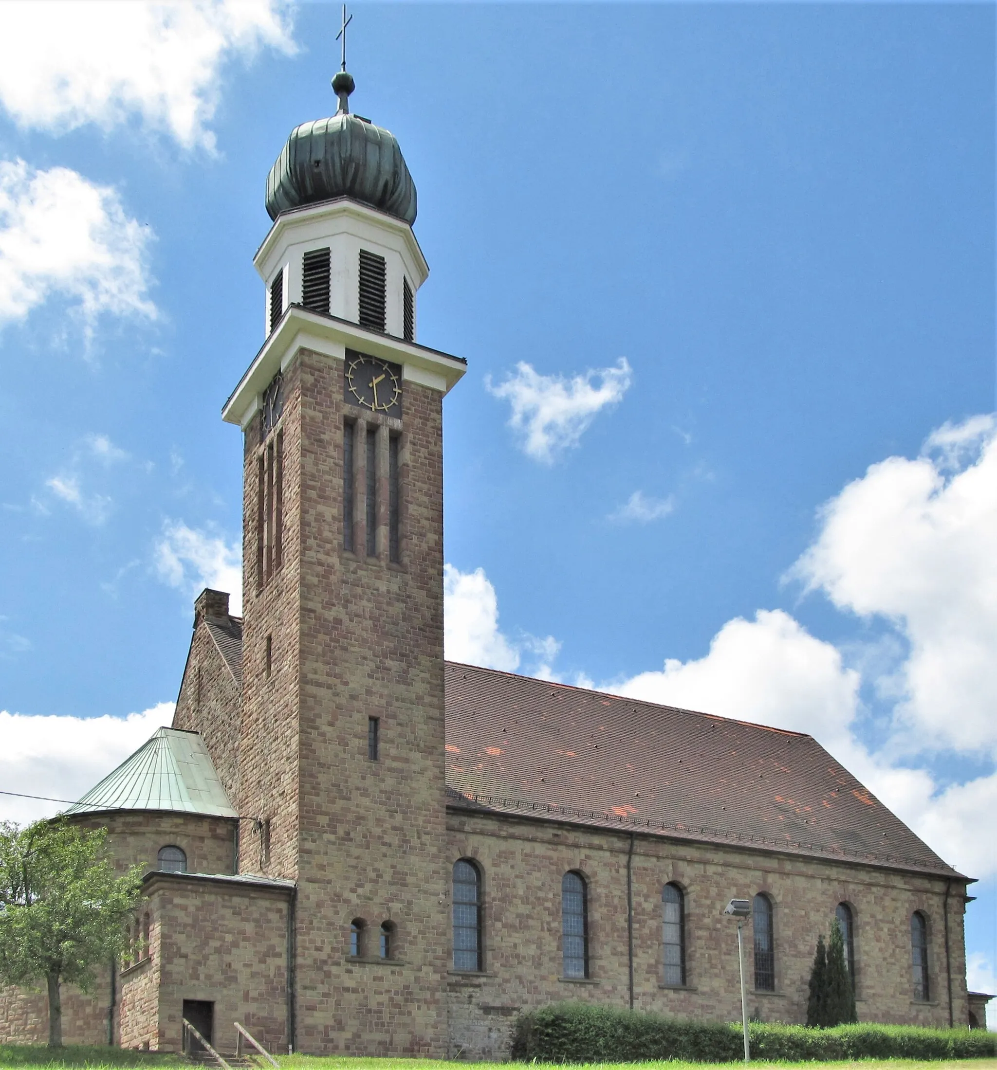 Photo showing: Die katholische Pfarrkirche St. Laurentius in Eschringen, einem Stadtteil der saarländischen Landeshauptstadt Saarbrücken