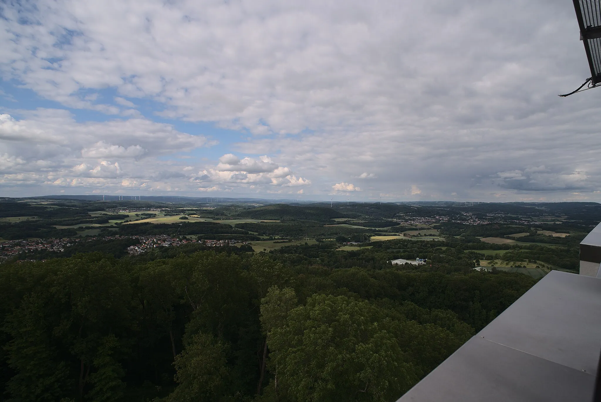 Photo showing: Ausblick vom Schaumbergturm in Richtung Nordosten, unter anderem auf das umliegende Landschaftsschutzgebiet L 2.06.03. Am linken Bildrand sieht man die Gemeinde Theley.