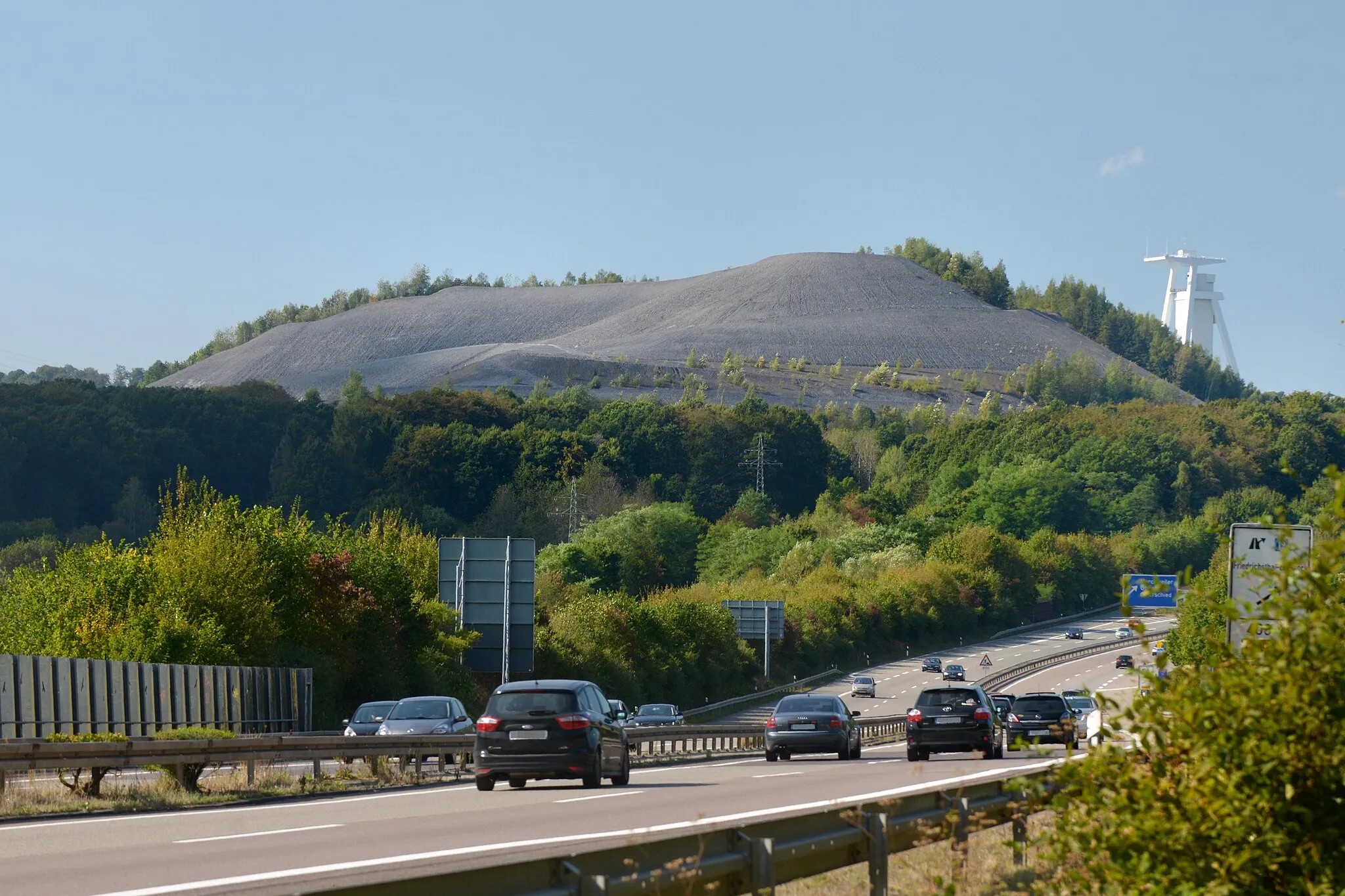 Photo showing: Bergehalde Göttelborn und Fördergerüst Schacht IV der ehemaligen Grube Göttelborn, Ortsteil von Quierschied, Saarland.