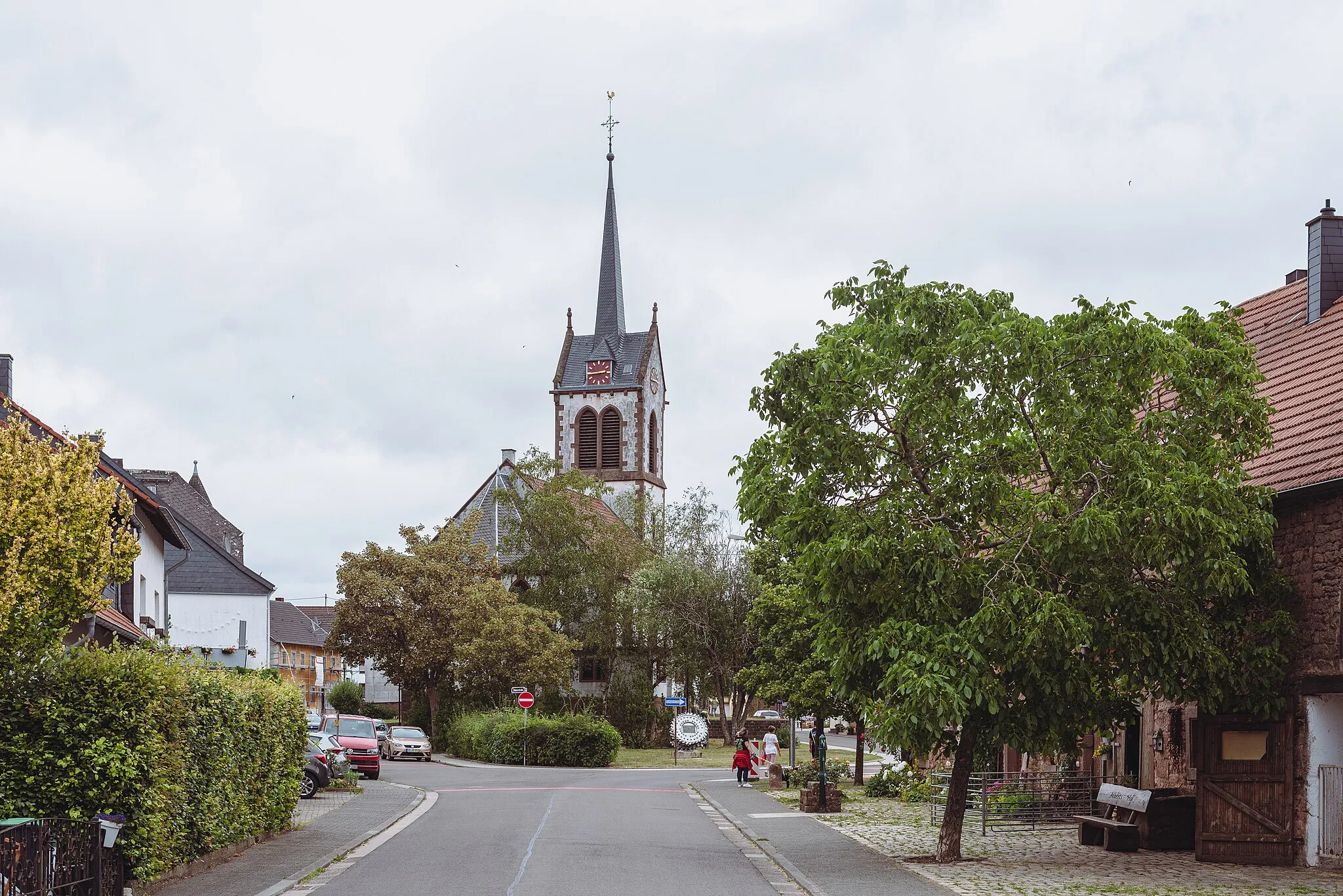 Photo showing: View on the protestant church in Wahlschied. The clock of the church tower shows 2:44.