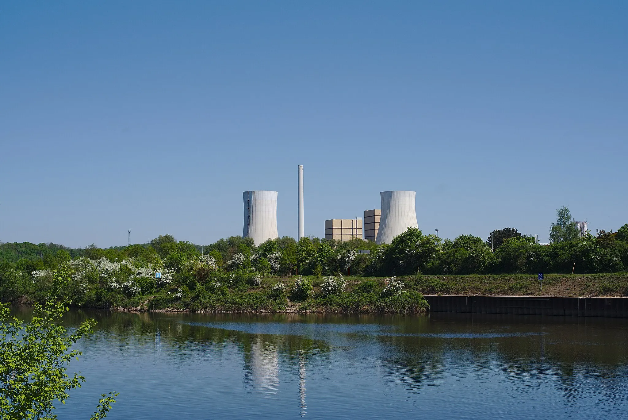 Photo showing: Blick von der anderen Seite der Saar zu dem Kraftwerk Völklingen-Fenne.