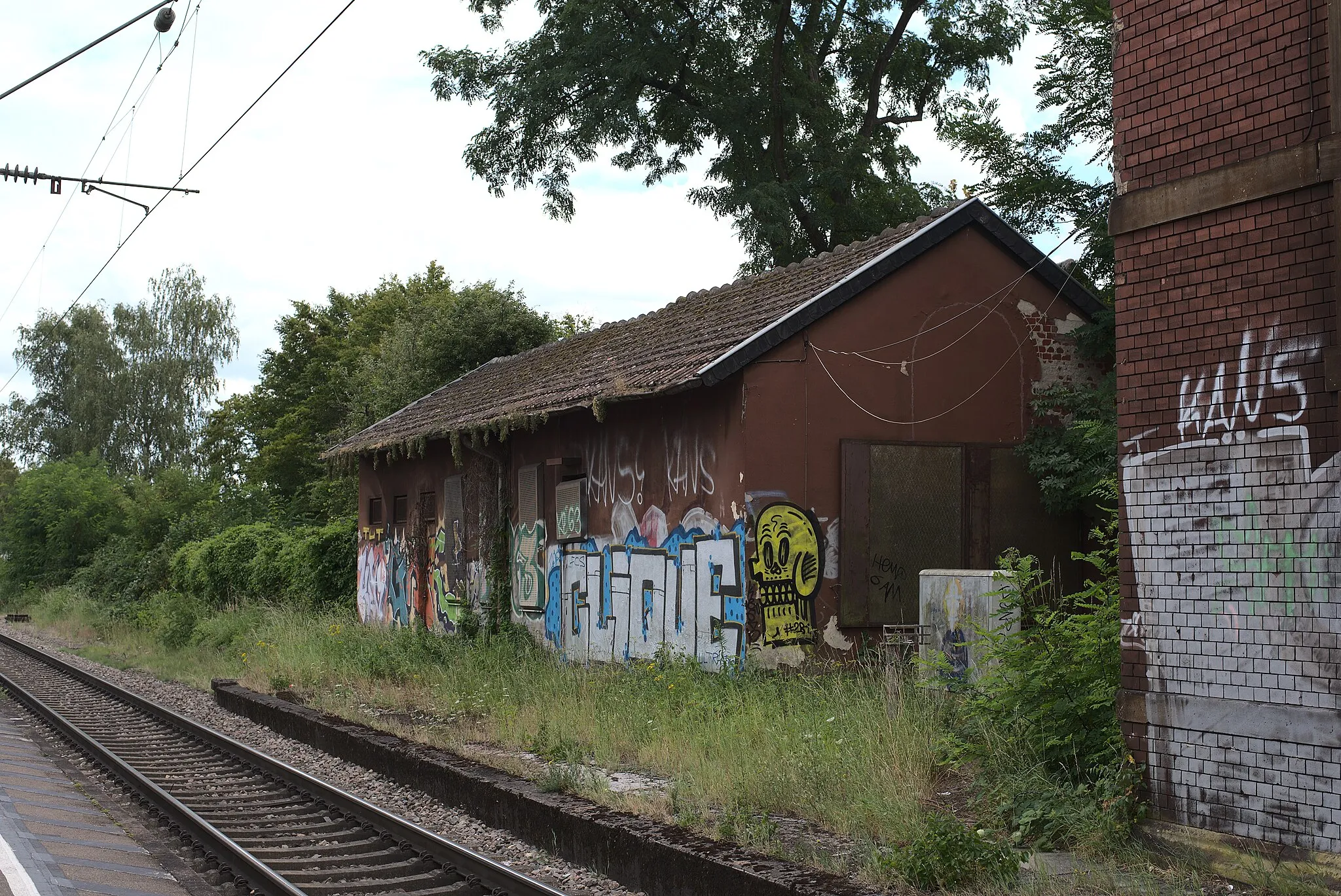 Photo showing: Ein Häuschen am Bahnhof Luisenthal in Völklingen mit Graffiti.