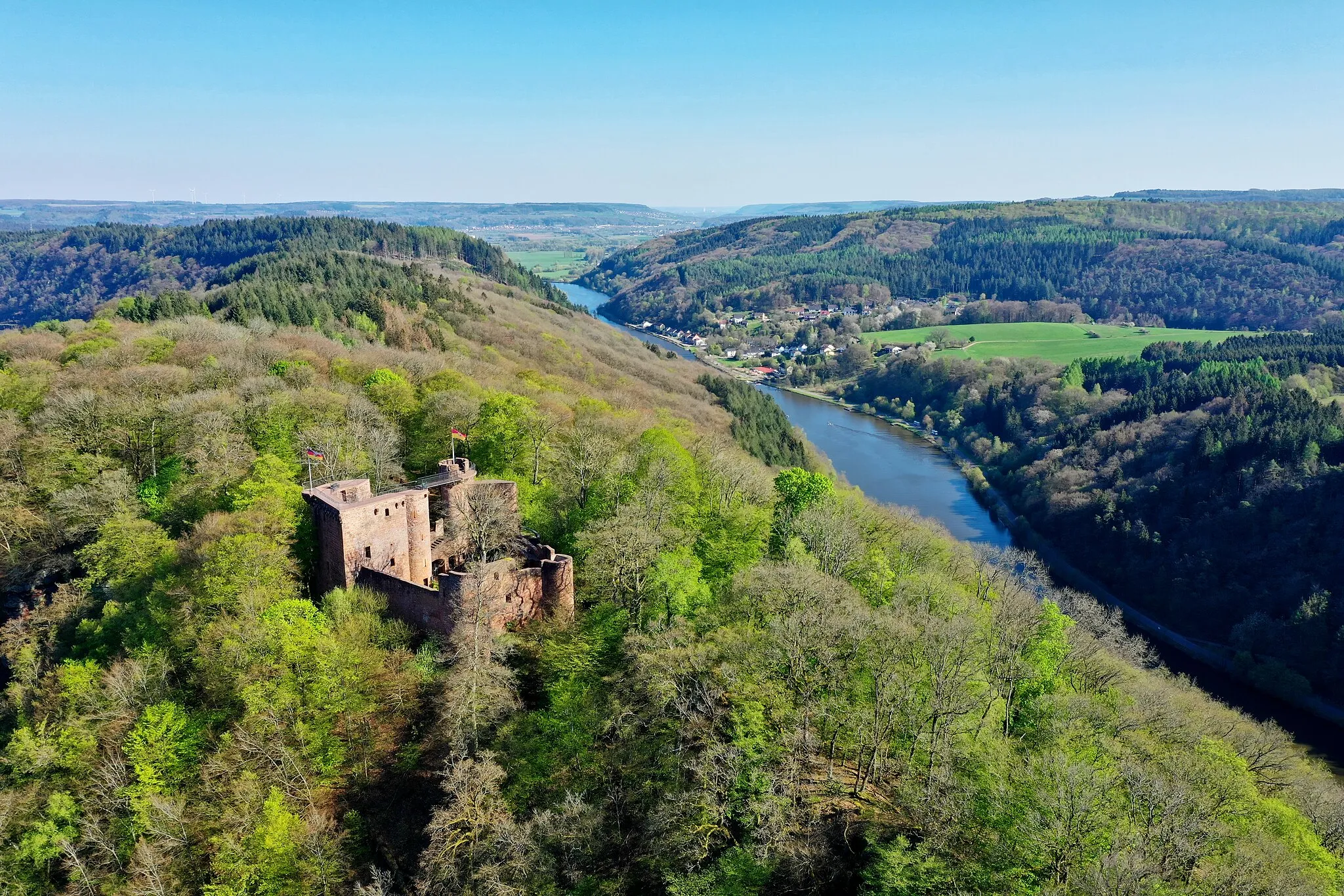 Photo showing: Luftbild der Burg-Neu Montclair auf dem Umlaufberg der Saarschleife mit Dreisbach und Saar im Hintergrund.