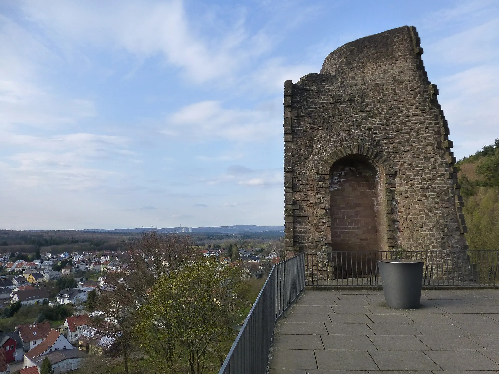 Photo showing: Blick von der Burg nach Norden über Kirkel in Richtung Höcherberg; im Hintergrund das Kohle-Kraftwerk Bexbach