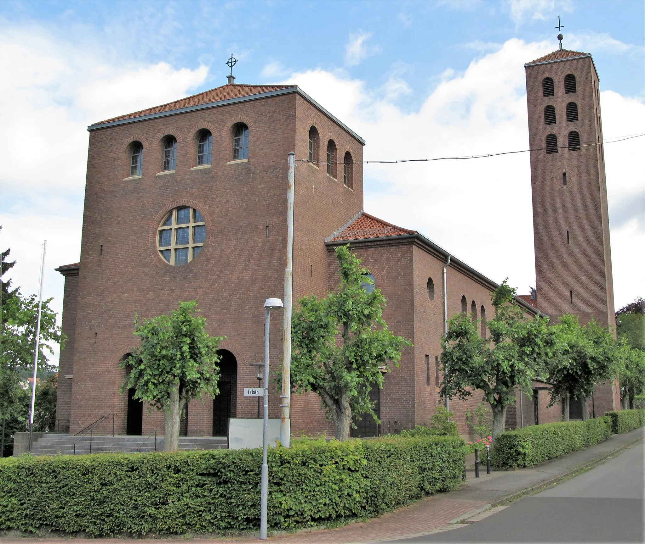 Photo showing: Die katholische Pfarrkirche St. Barbara in Oberbexbach, einem Stadtteil von Bexbach, Saarland