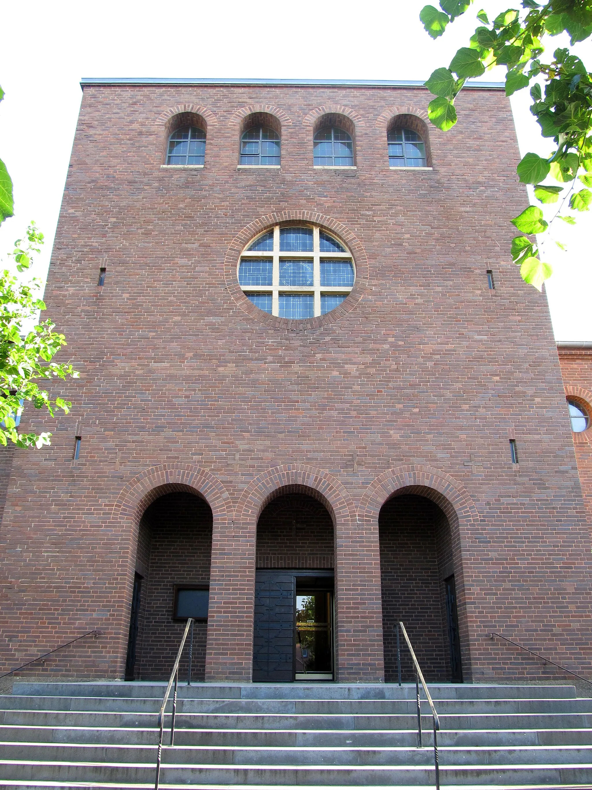 Photo showing: Die katholische Pfarrkirche St. Barbara in Oberbexbach, einem Stadtteil von Bexbach, Saarland