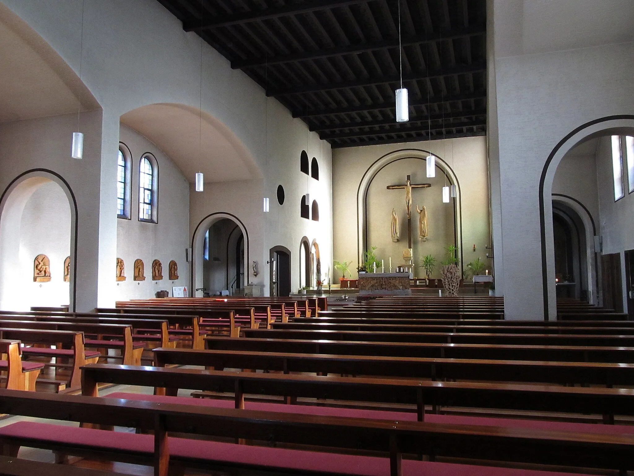 Photo showing: Blick ins Innere der katholischen Pfarrkirche St. Barbara in Oberbexbach, einem Stadtteil von Bexbach, Saarland