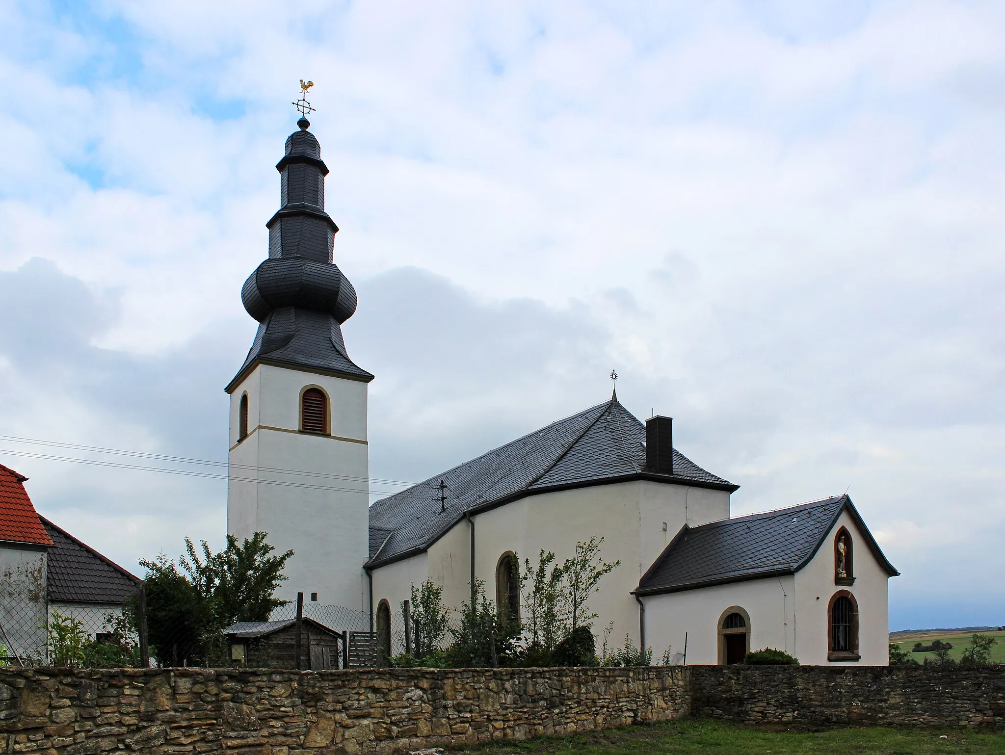 Photo showing: Die katholische Kirche St. Remigius in Leidingen, Gemeinde Wallerfangen, Landkreis Saarlouis, Saarland.