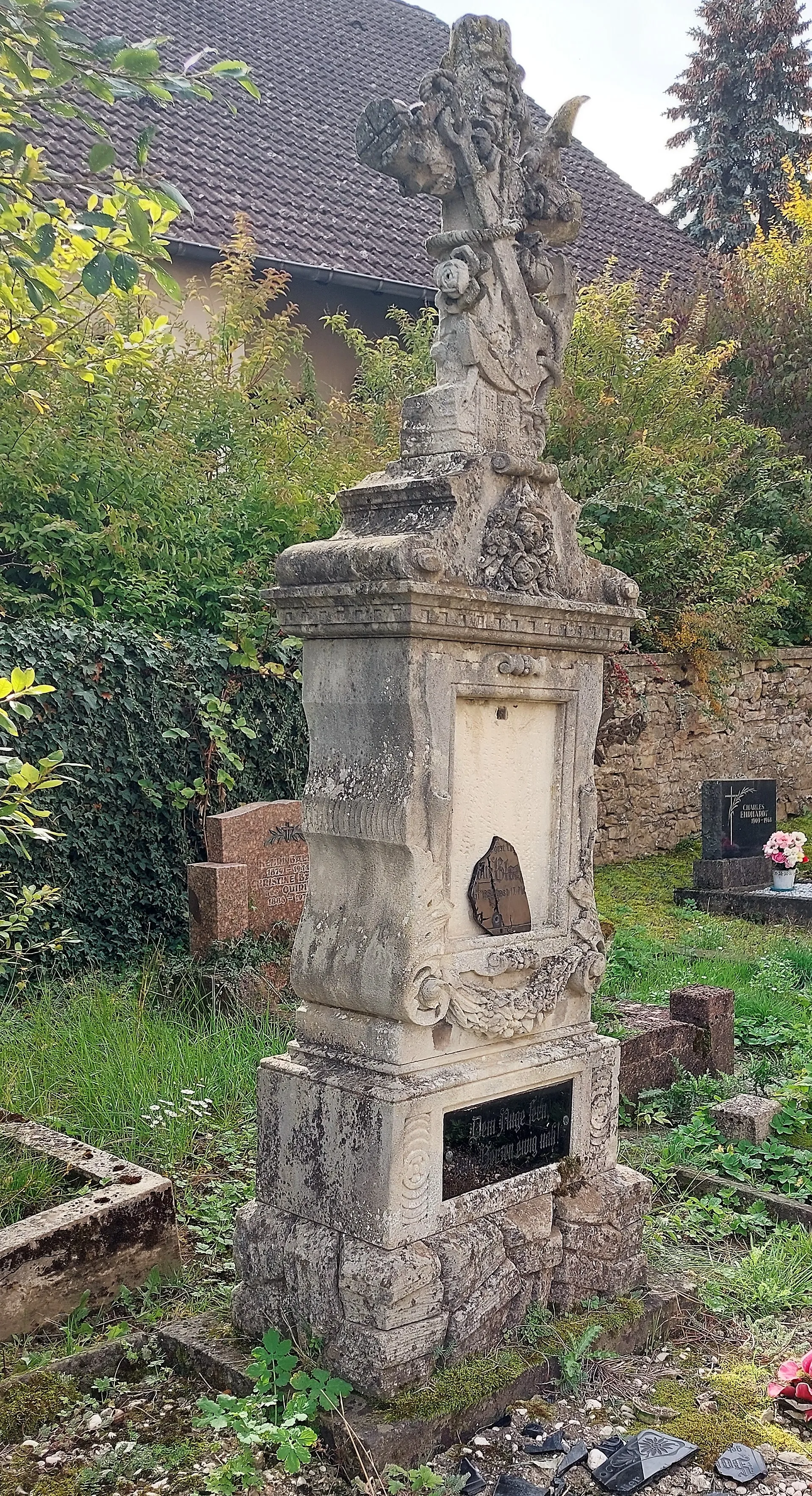 Photo showing: Ancienne pierre tombale du cimetière de l'église protestante à Oermingen