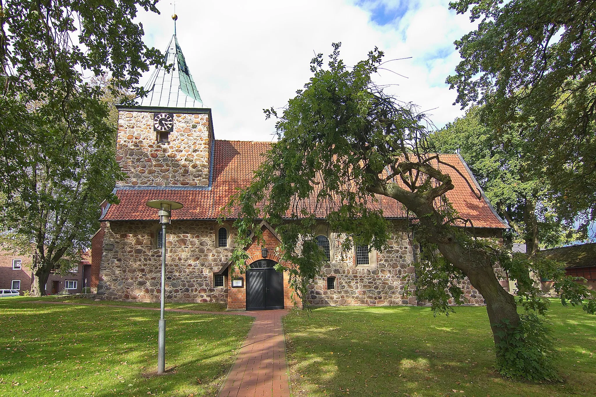 Photo showing: Die 1235 erbaute Laurentius-Kirche wurde als Wehrkirche errichtet und ist eine Feldsteinkirche in Ohrdorf (Wittingen)