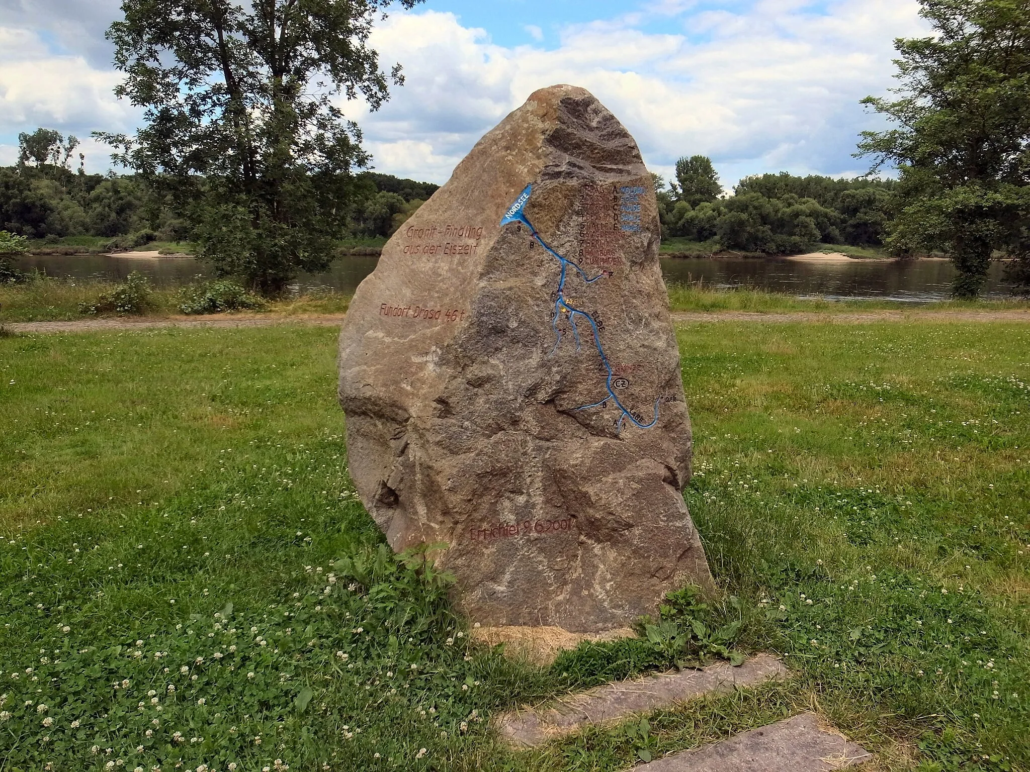 Photo showing: Aken (Elbe), Hochwassergedenkstein mit bedeutenden Hochwasserständen aufgestellt am 09.06.2001