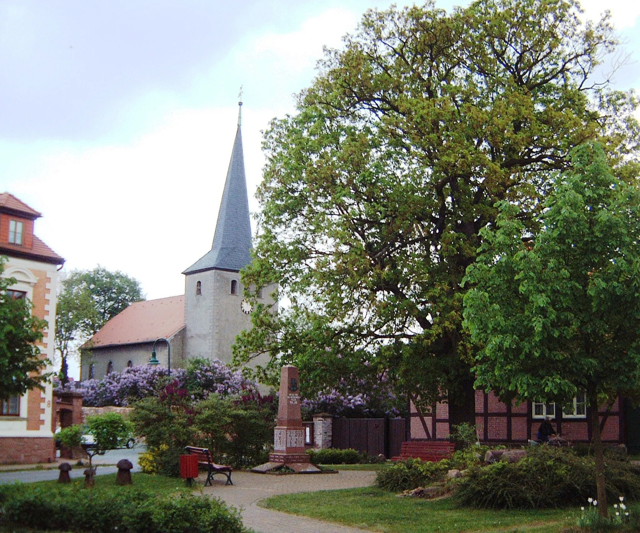 Photo showing: Kirche Bülstringen mit Pfarrhaus (Lindenplatz)