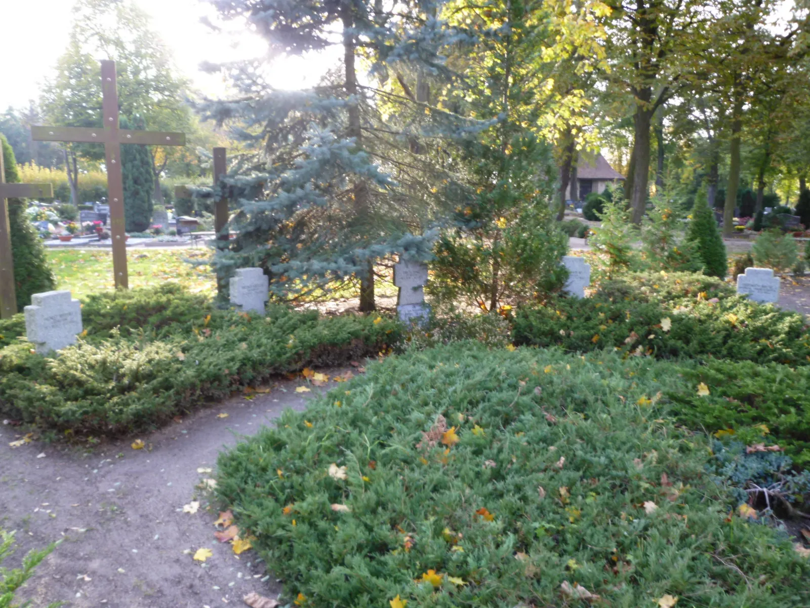 Photo showing: Gedenkstätte für 5 Calvörder die im zweiten Weltkrieg ihr Leben gelassen haben, auf dem Calvörder Friedhof 2010