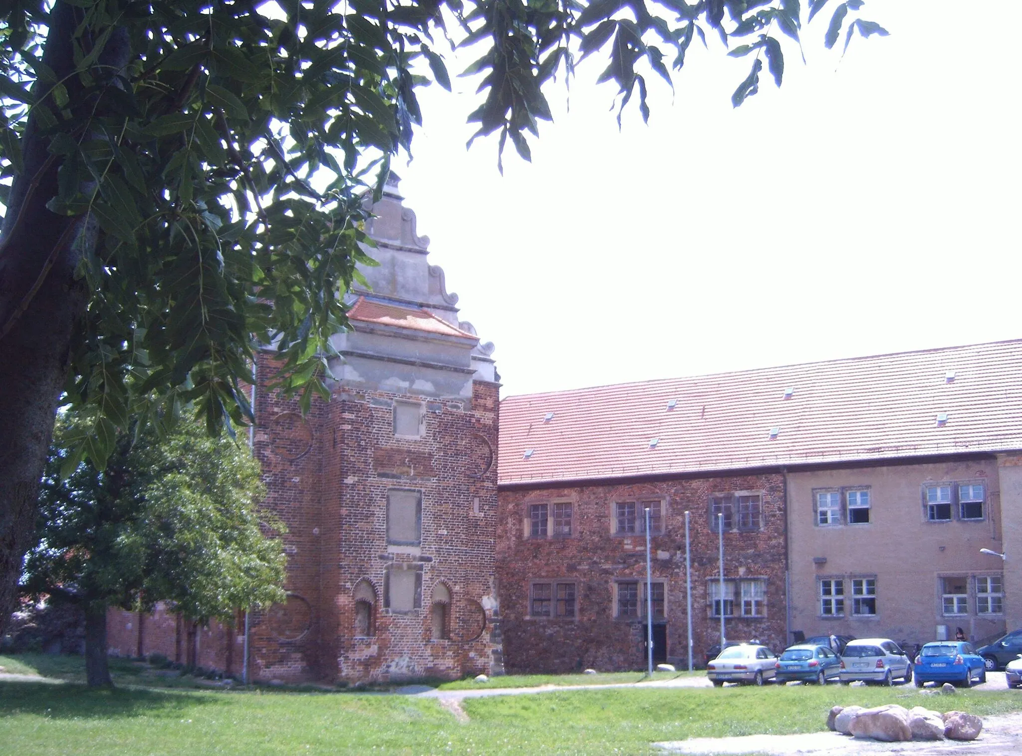 Photo showing: Palas des Schlosses Wolmirstedt, Sitz der Außenstelle Wolmirstedt des Amtsgerichtes Haldensleben, Sachsen-Anhalt,
