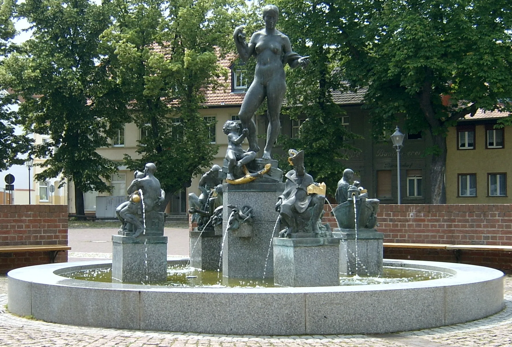 Photo showing: Springbrunnen auf dem Marktplatz in Aken (Elbe).
