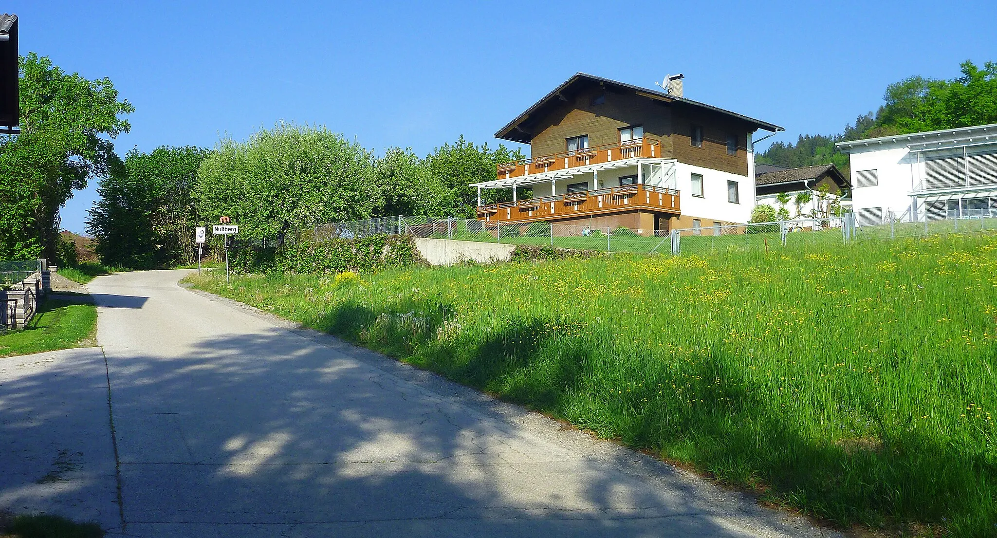 Photo showing: Ortseinfahrt von Nußberg (Kärnten), Gemeinde Moosburg, Bezirk Klagenfurt Land, Kärnten