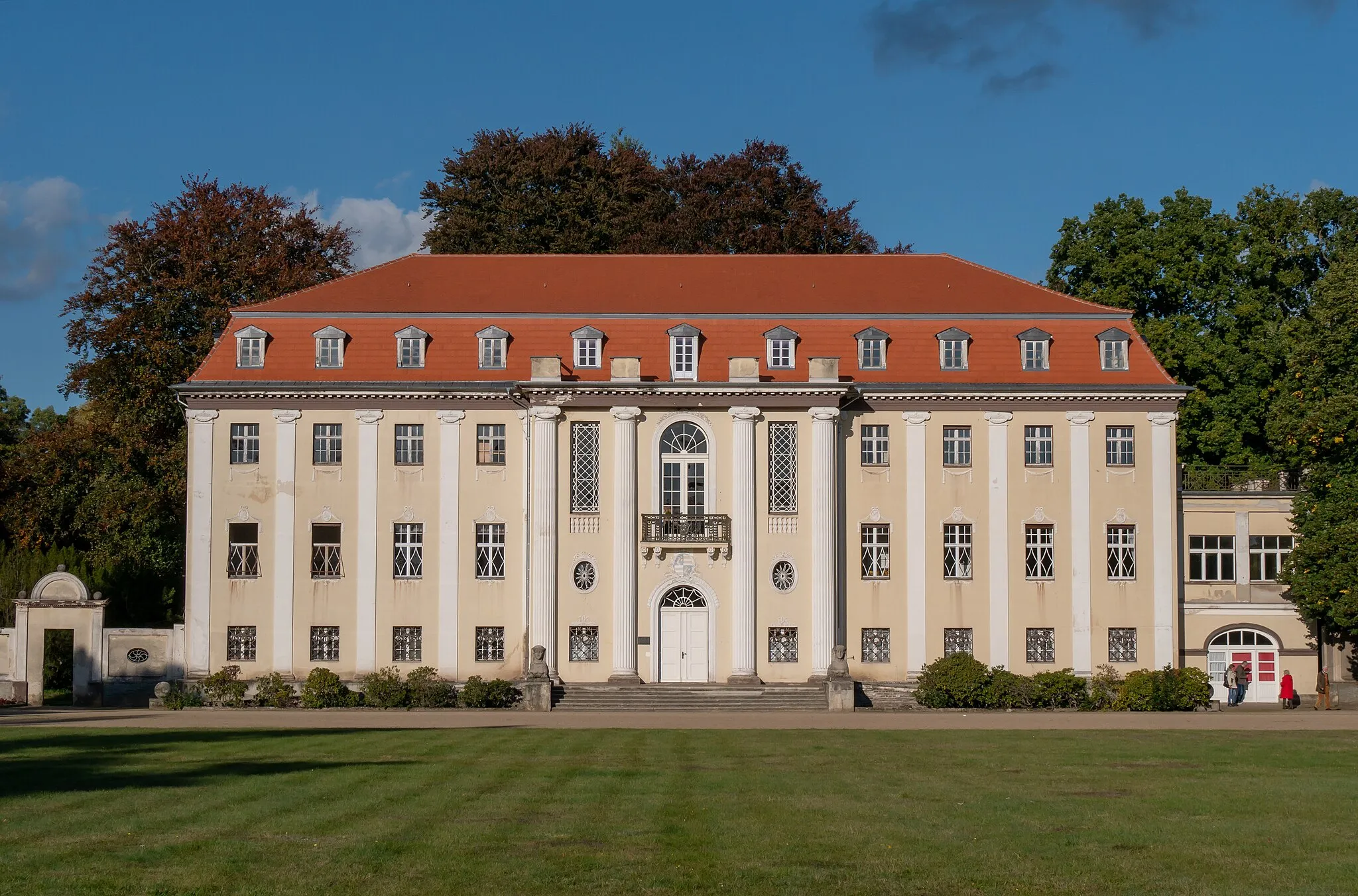 Photo showing: Ansicht des Neuen Schlosses im Schlosspark Tangerhütte