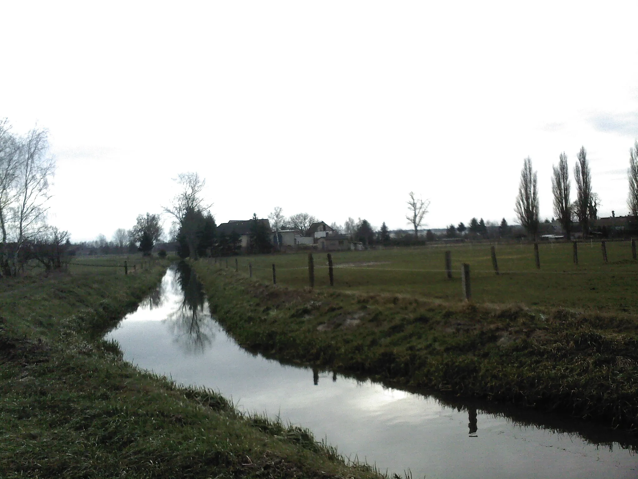 Photo showing: Der Bauerngraben in Calvörde, im Hintergrund sieht man die Burg Calvörde